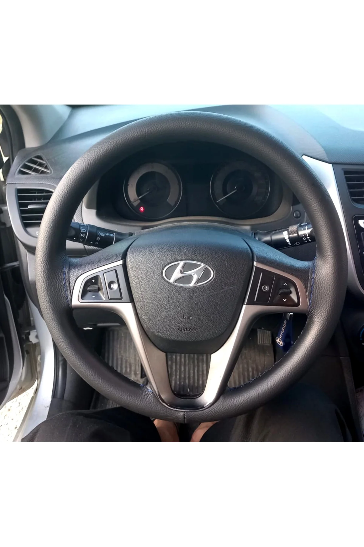 DİKİŞLİ DİREKSİYON KILIFI SİYAH DERİ SİYAH DİKİŞLİ HYUNDAİ ACCENT BLUE İÇİN