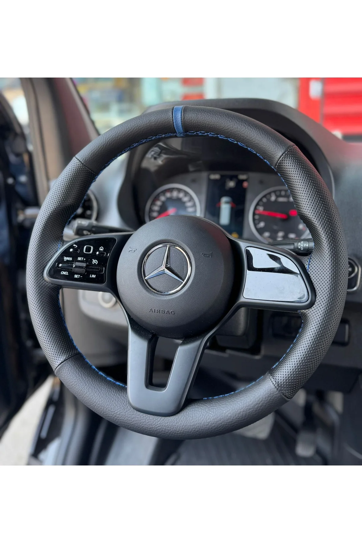 DİKİŞLİ DİREKSİYON KILIFI NOKTA DERİ SİYAH DERİ MAVİ YÜZÜK DİKİŞLİ MERCEDES SPRİNTER İÇİN