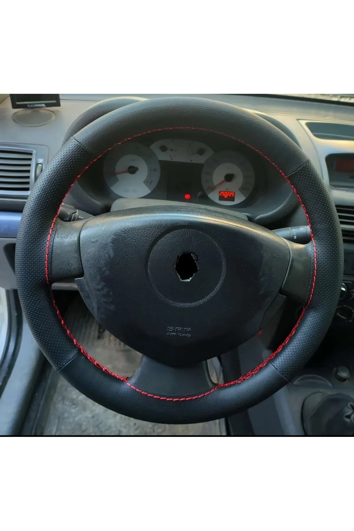 DİKİŞLİ DİREKSİYON KILIFI SİYAH DERİ NOKTALI DERİ KIRMIZI DİKİŞLİ RENAULT CLİO İÇİN