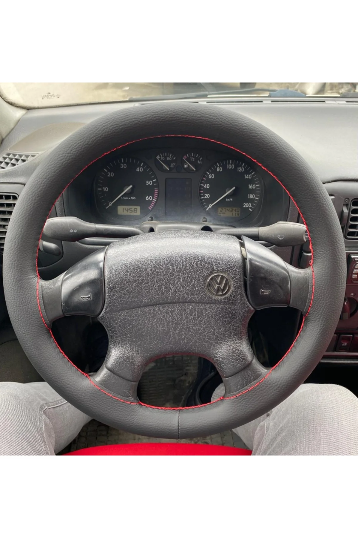 DİKİŞLİ DİREKSİYON KILIFI SİYAH DERİ KIRMIZI DİKİŞLİ VW POLO İÇİN