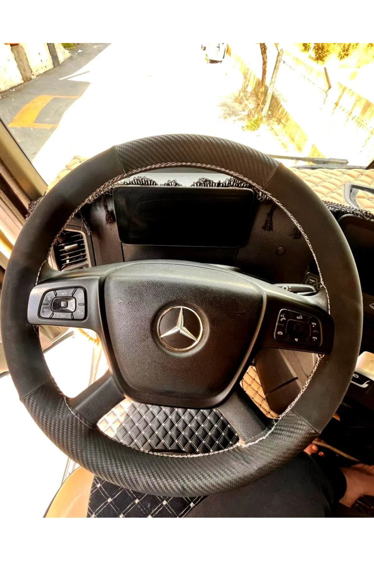 DİKİŞLİ DİREKSİYON KILIFI KARBON DERİ / NUBUK DERİ GRİ DİKİŞLİ MERCEDES TIR KAMYON İÇİN DİKİŞLİ DİREKSİYON KILIFI KARBON DERİ / NUBUK DERİ GRİ DİKİŞLİ MERCEDES TIR KAMYON İÇİN