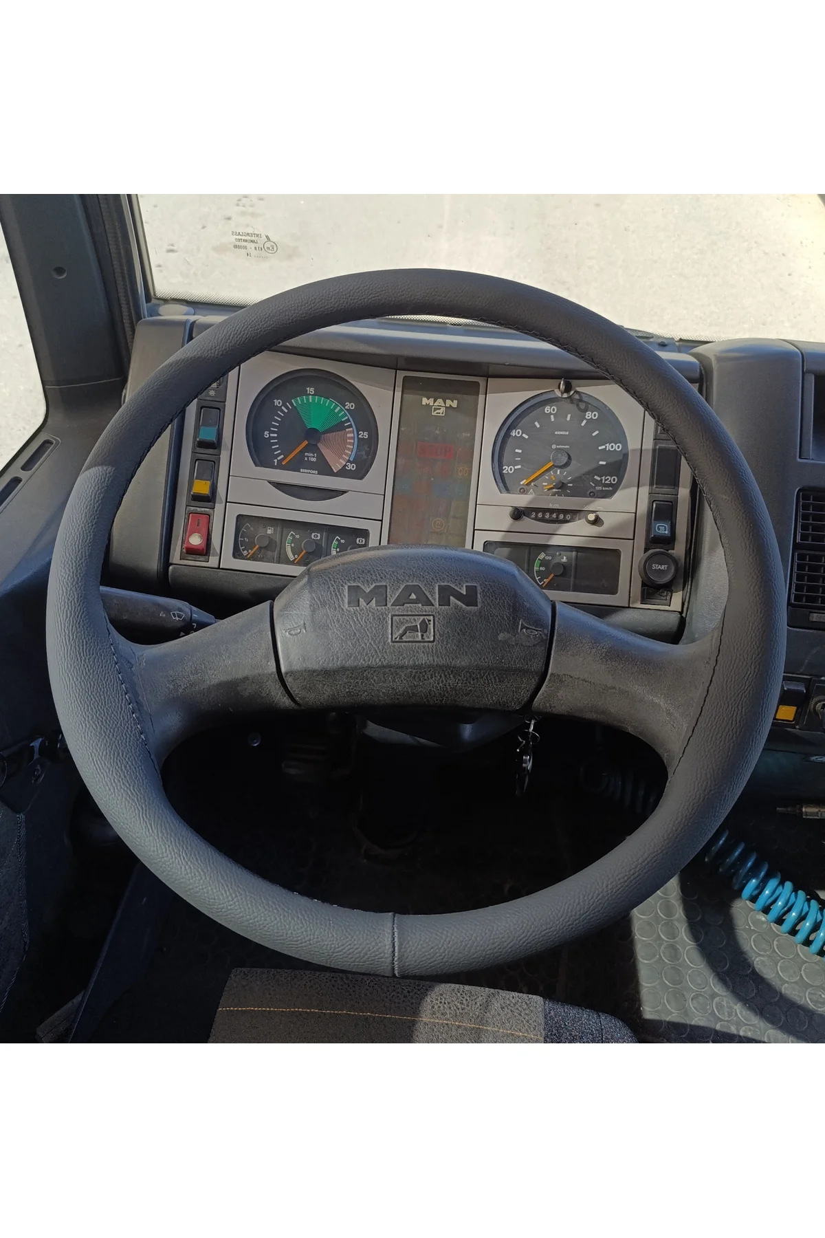 DİKİŞLİ DİREKSİYON KILIFI SİYAH DERİ SİYAH DİKİŞLİ MAN 12.160 KAM