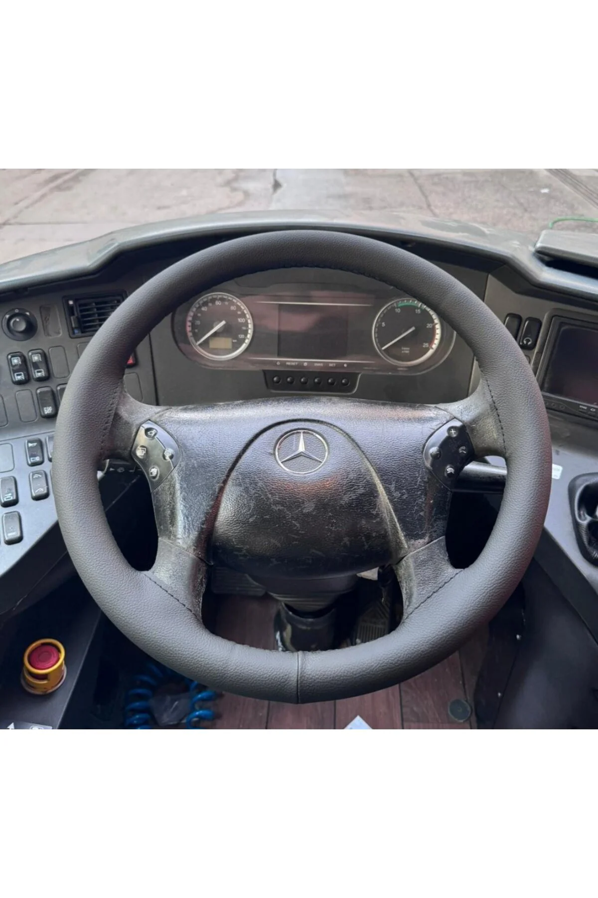 DİKİŞLİ DİREKSİYON KILIFI SİYAH SİYAH DİKİŞLİ MERCEDES OTOBÜS FOTODAKİ DİREKSİYONLAR İÇİN
