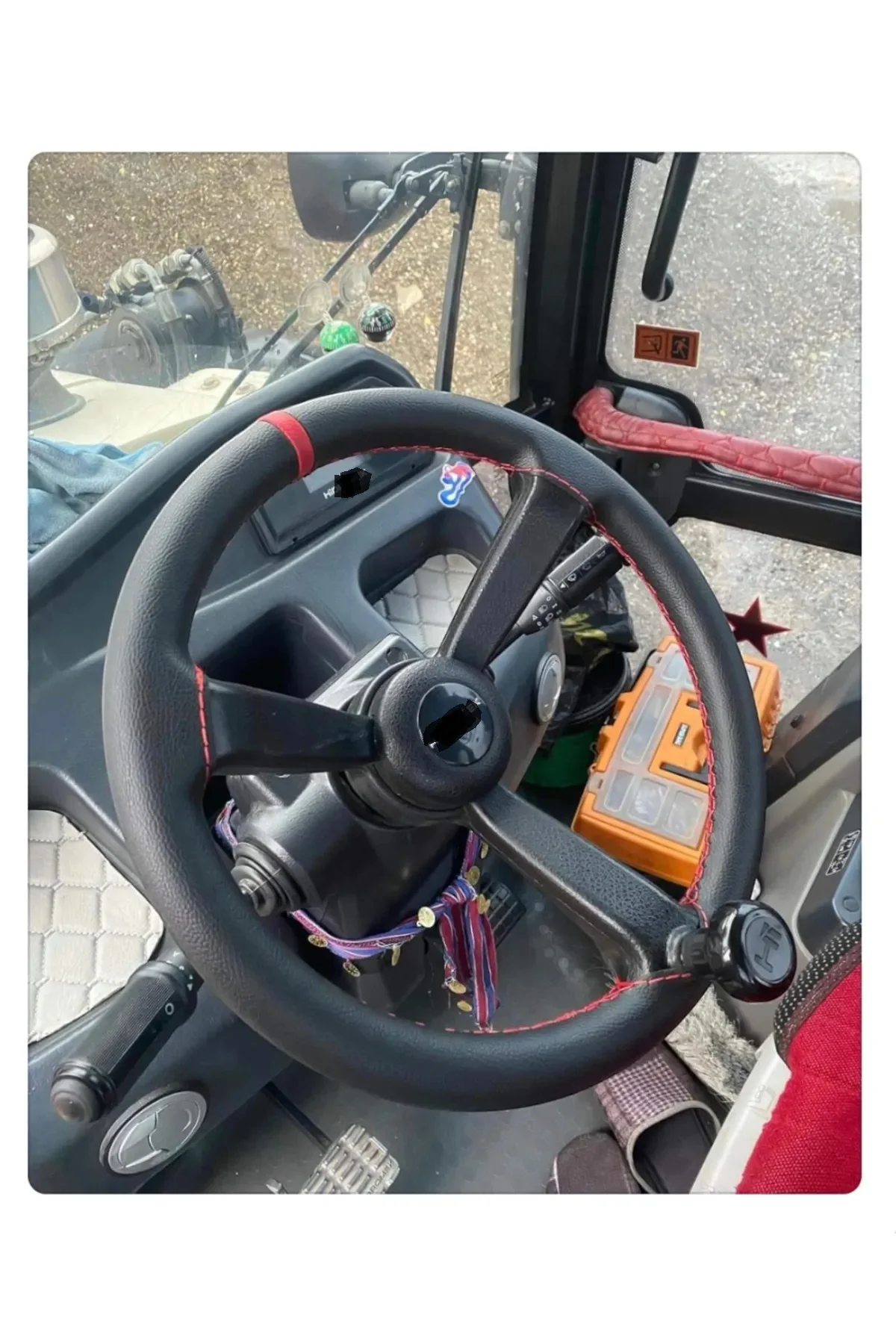 DİKİŞLİ DİREKSİYON KILIFI SİYAH DERİ KIRMIZI YÜZÜK KIRMIZI DİKİŞLİ HİDROMEK İŞ MAKİNASI İÇİN