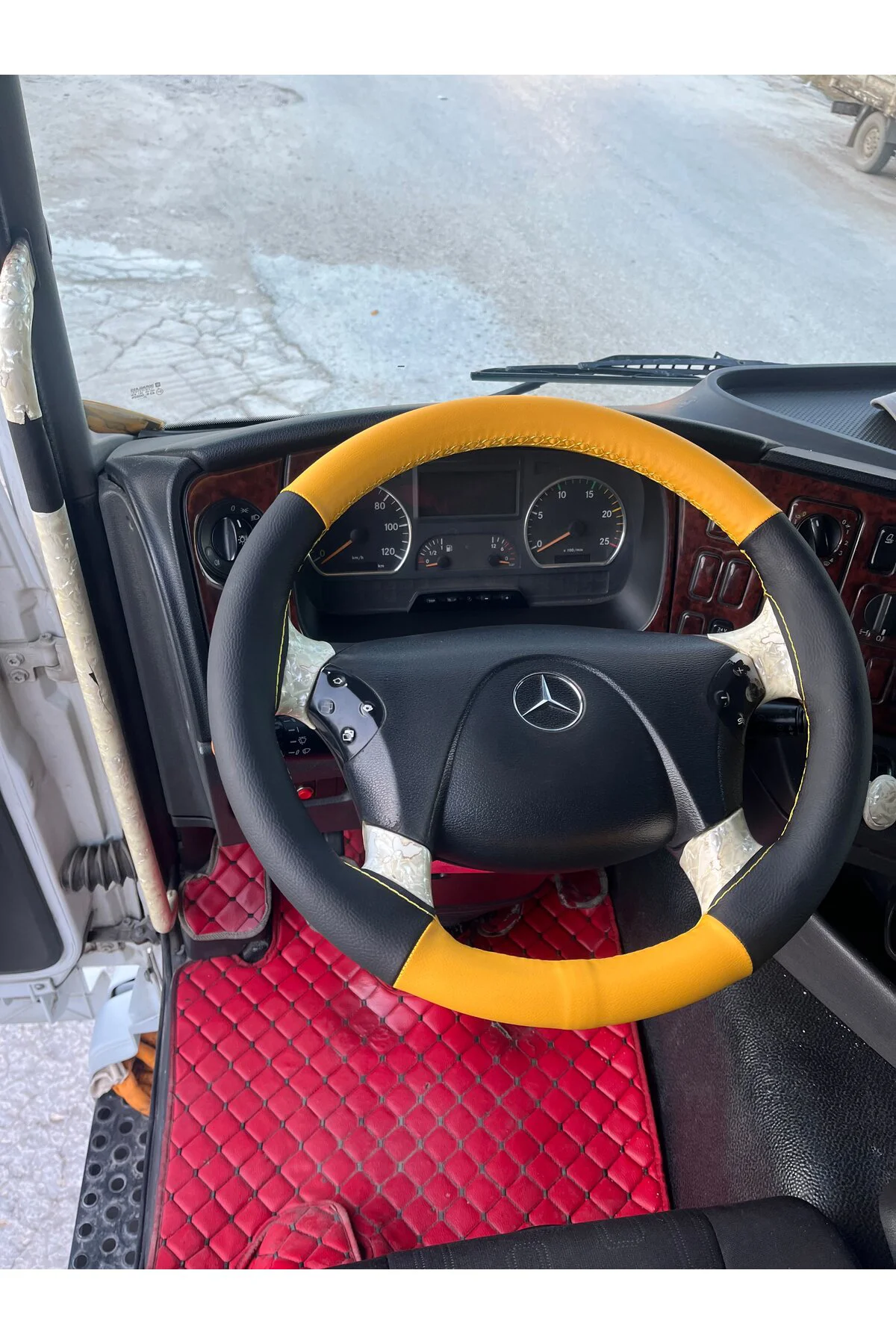 DİKİŞLİ DİREKSİYON KILIFI SARI DERİ SİYAH DERİ SARI DİKİŞLİ MERCEDES BU DİREKSİYONLARA UYGUN