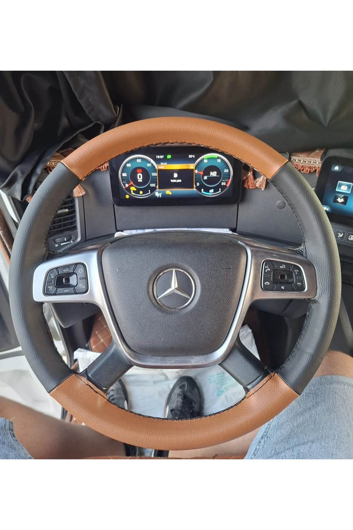 DİKİŞLİ DİREKSİYON KILIFI TABA SİYAH DERİ SİYAH DİKİŞLİ MERCEDES 1851 SERİSİ İÇİN