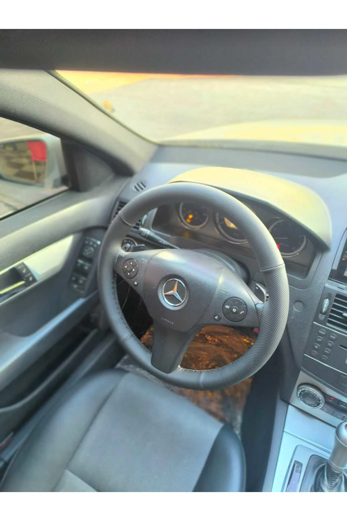 DİKİŞLİ DİREKSİYON KILIFI İTHAL SİYAH DERİ NOKTALI DERİ SİYAH DİKİŞLİ MERCEDES C180 İÇİN
