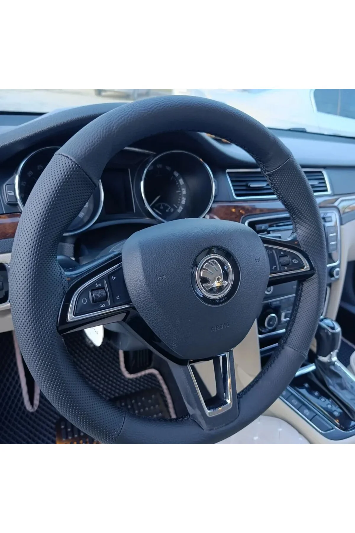 DİKİŞLİ DİREKSİYON KILIFI NOKTALI/ SİYAH DERİ SİYAH DİKİŞLİ SKODA