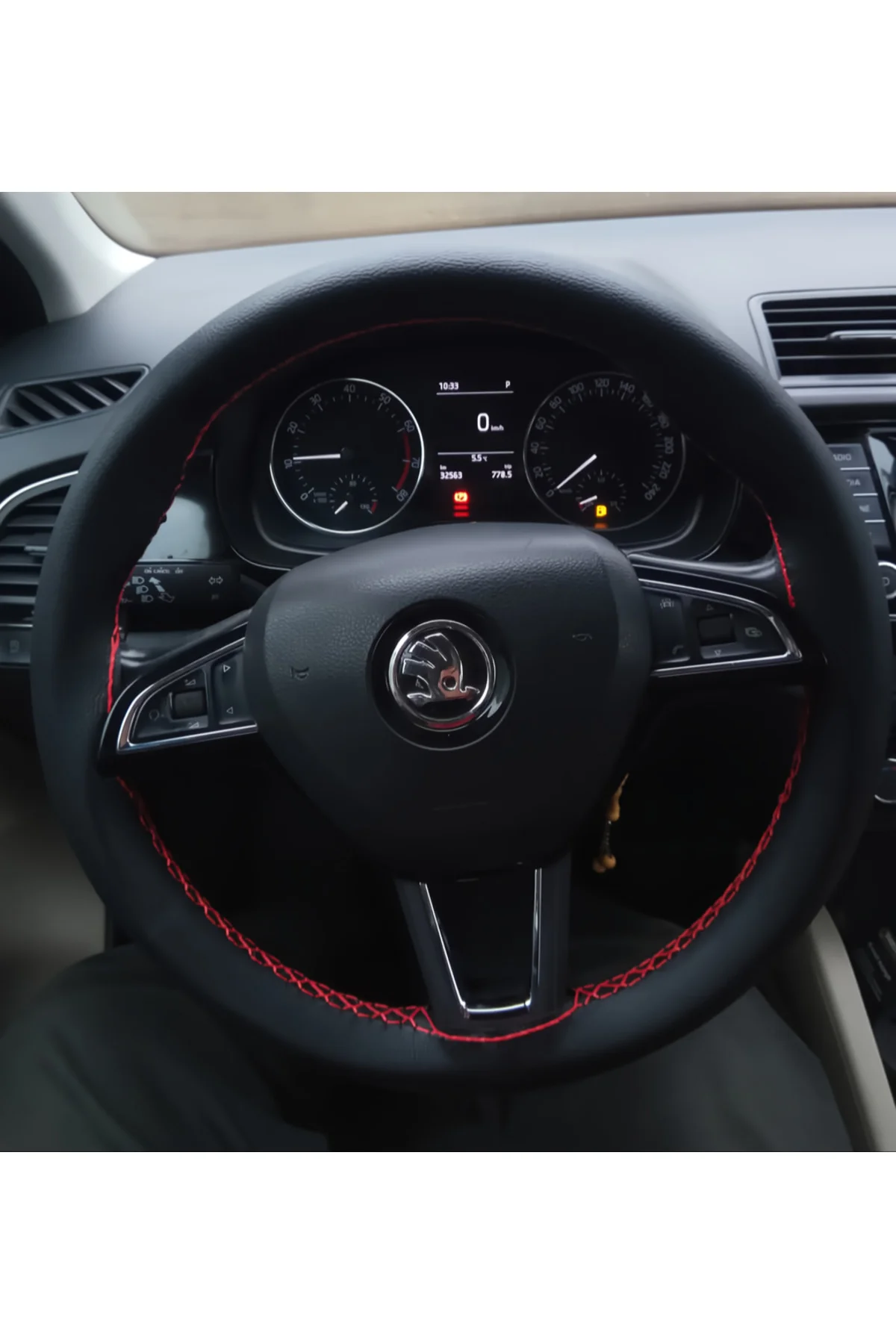 DİKİŞLİ DİREKSİYON KILIFI SİYAH DERİ KIRMIZI DİKİŞLİ SKODA FOTOĞRAFTAKİ DİREKSİYONA UYGUNDUR