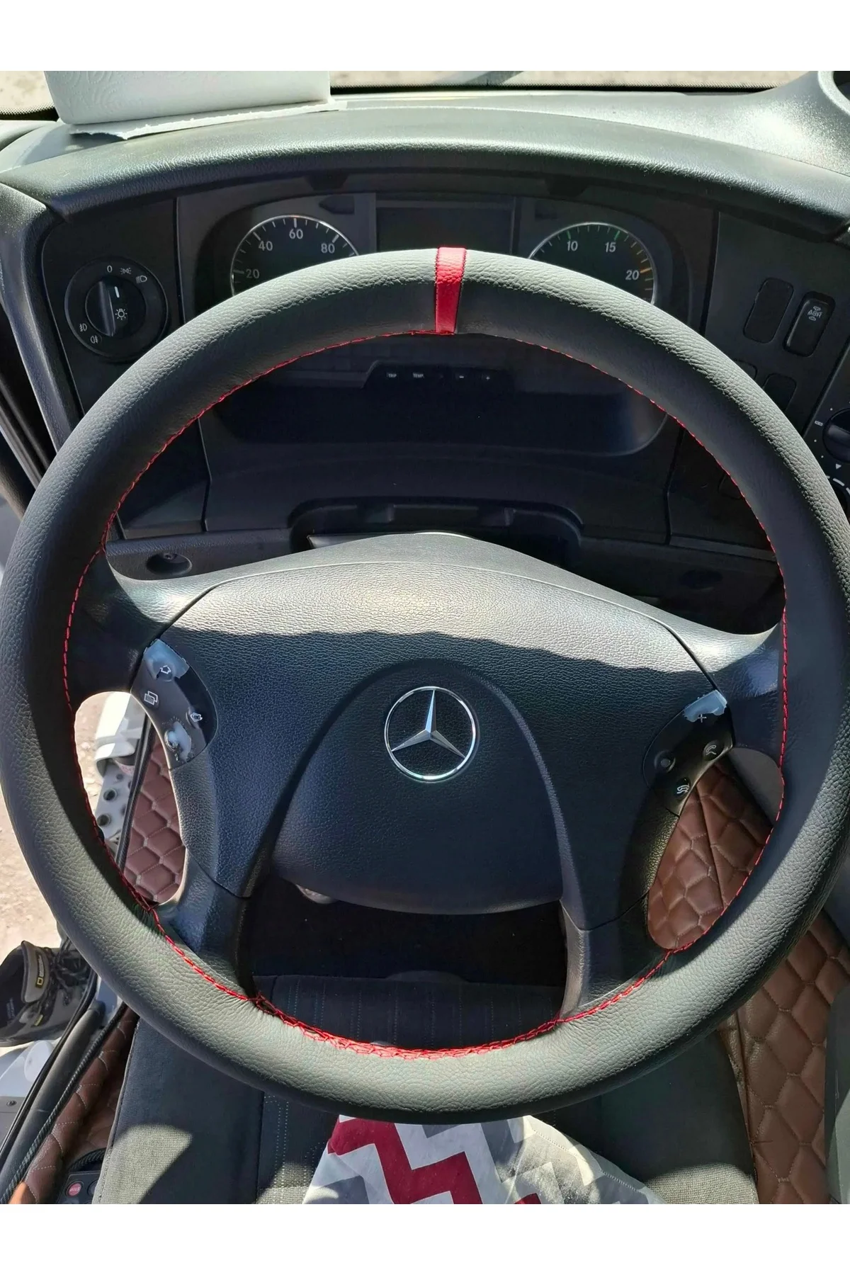 DİKİŞLİ DİREKSİYON KILIFI SİYAH DERİ KIRMIZI YÜZÜK KIRMIZI DİKİŞLİ MERCEDES AXOR 1840 İÇİN