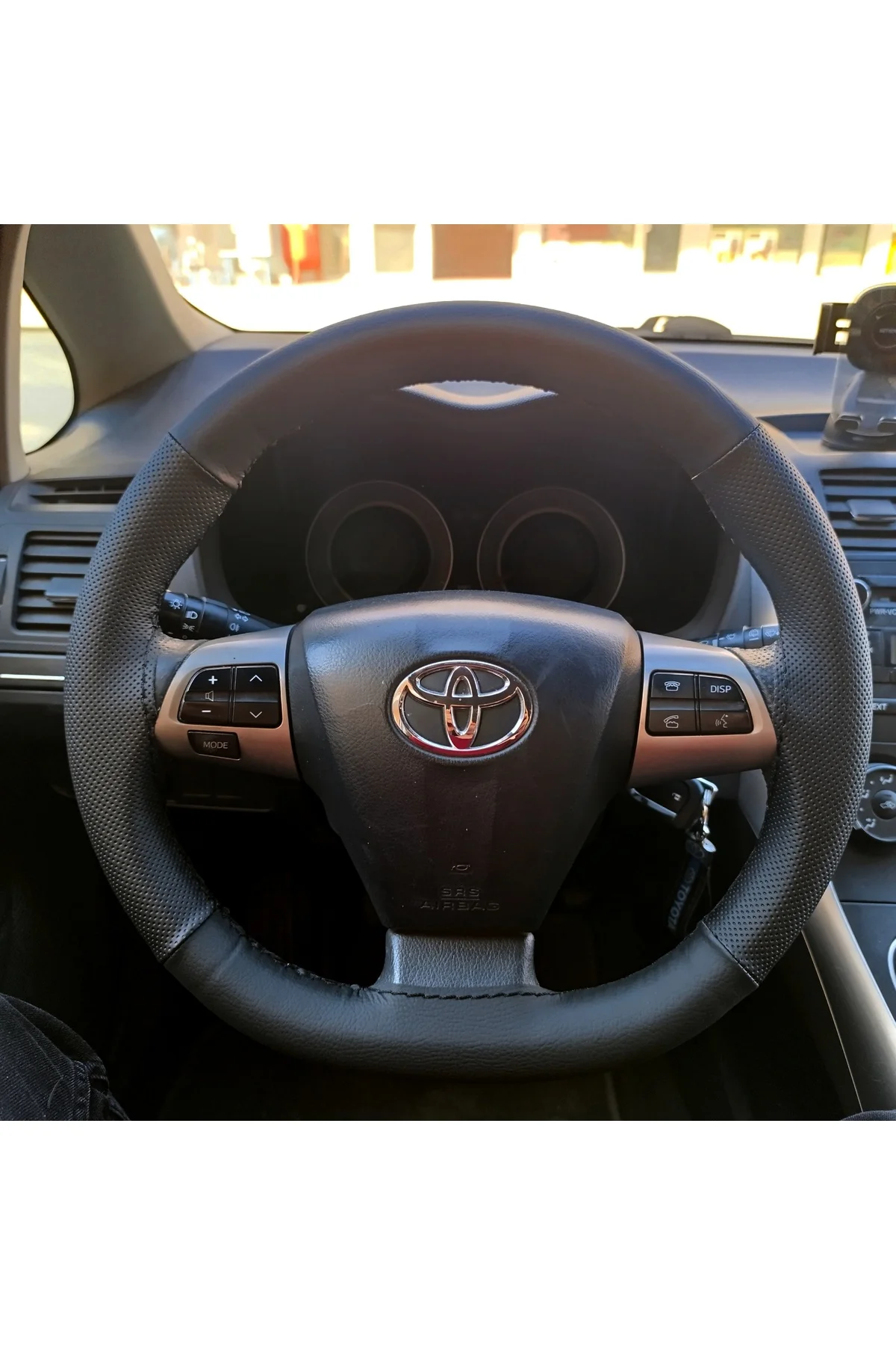 DİKİŞLİ DİREKSİYON KILIFI SİYAH DERİ NOKTALI DERİ SİYAH DİKİŞLİ TOYOTA AURİS İÇİN