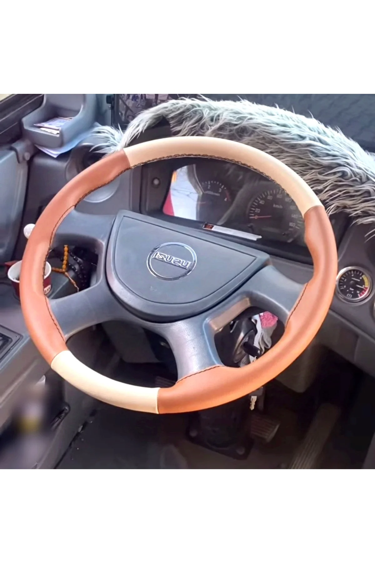 DİKİŞLİ DİREKSİYON KILIFI AÇIK BEJ DERİ TABA DERİ SİYAH DİKİŞLİ ISUZU NOVO İÇİN