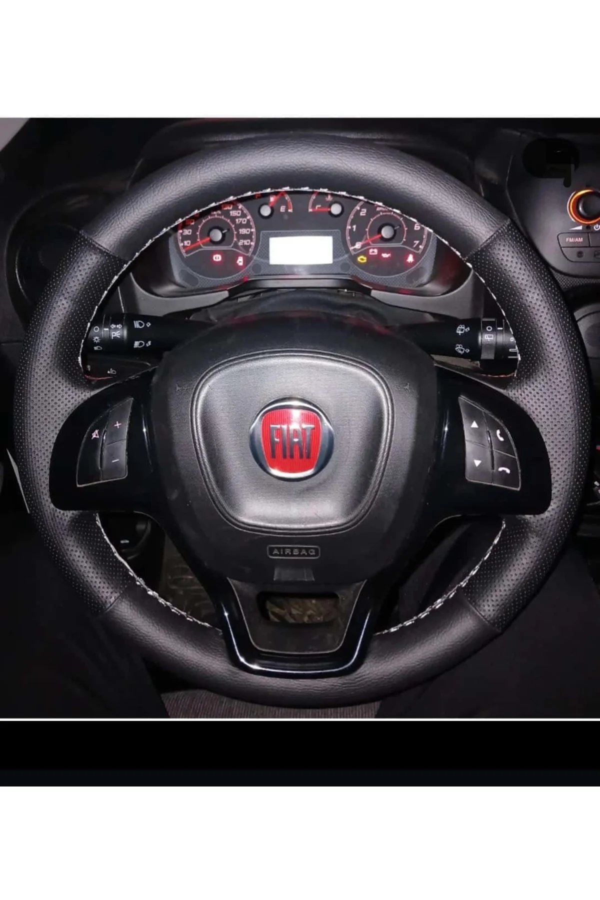 DİKİŞLİ DİREKSİYON KILIFI SİYAH/NOKTALI DERİ GRİ DİKİŞLİ FIAT DOBLO İÇİN DİKİŞLİ DİREKSİYON KILIFI SİYAH/NOKTALI DERİ GRİ DİKİŞLİ FIAT DOBLO İÇİN