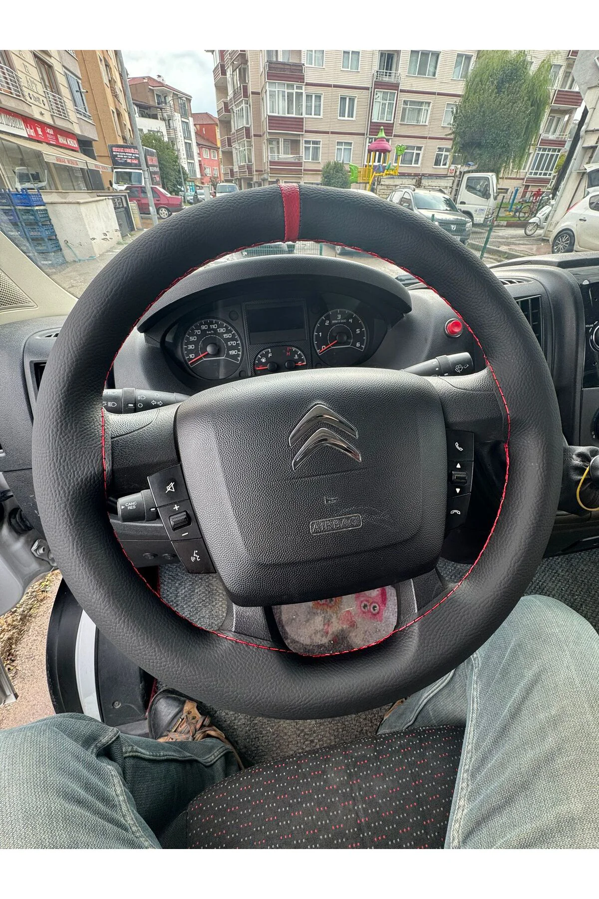 DİKİŞLİ DİREKSİYON KILIFI SİYAH DERİ KIRMIZI YÜZÜK KIRMIZI DİKİŞLİ FIAT DUCATO FOTODAKİ ARAÇ İÇİN