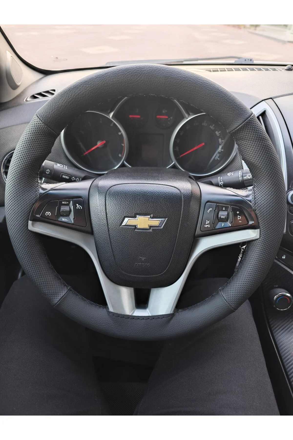 DİKİŞLİ DİREKSİYON KILIFI SİYAH / NOKTA DERİ SİYAH DİKİŞLİ CHEVROLET CRUZE İÇİN DİKİŞLİ DİREKSİYON KILIFI SİYAH / NOKTA DERİ SİYAH DİKİŞLİ CHEVROLET CRUZE İÇİN