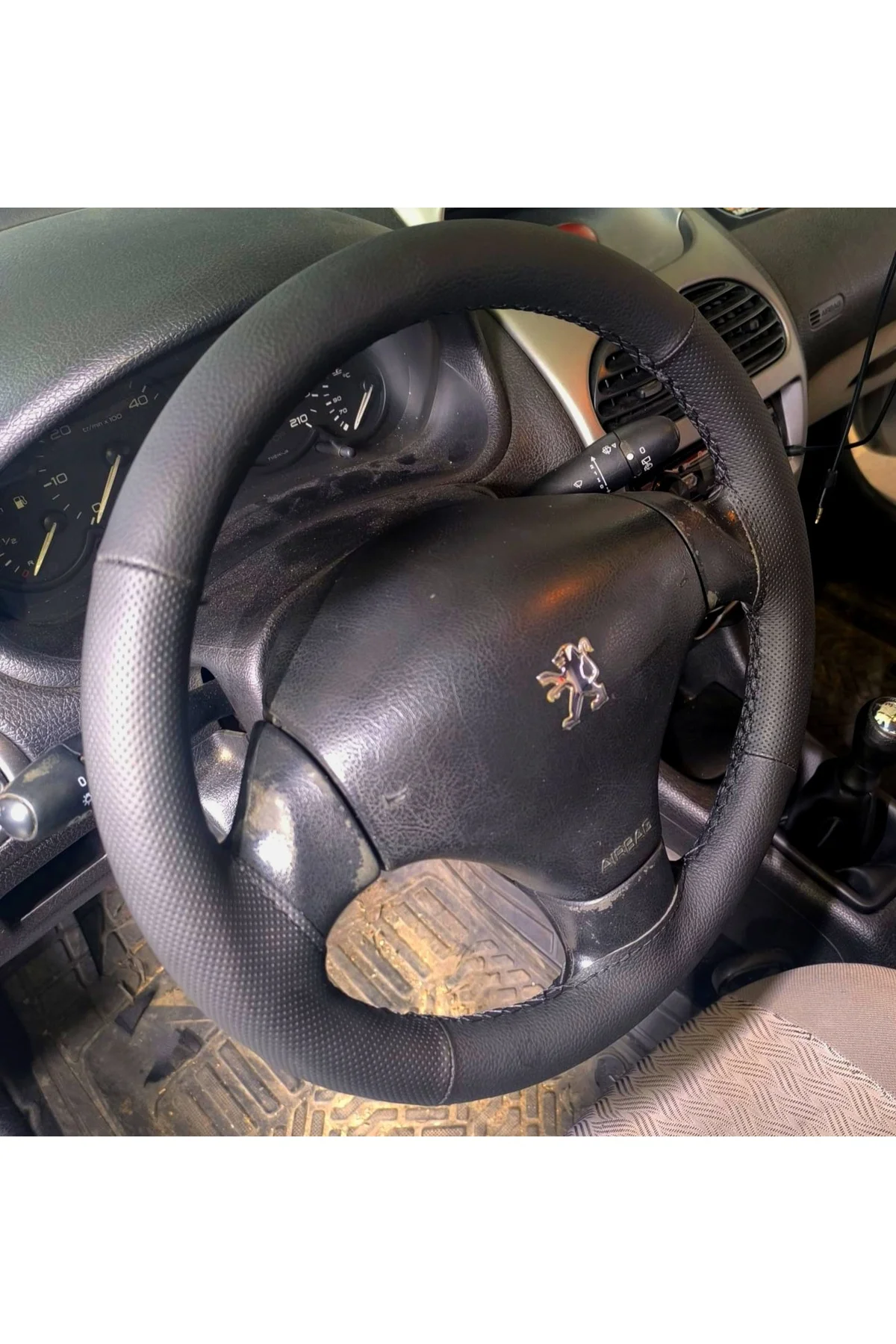 DİKİŞLİ DİREKSİYON KILIFI SİYAH DERİ NOKTALI DERİ SİYAH DİKİŞLİ PEUGEOT 206 İÇİN