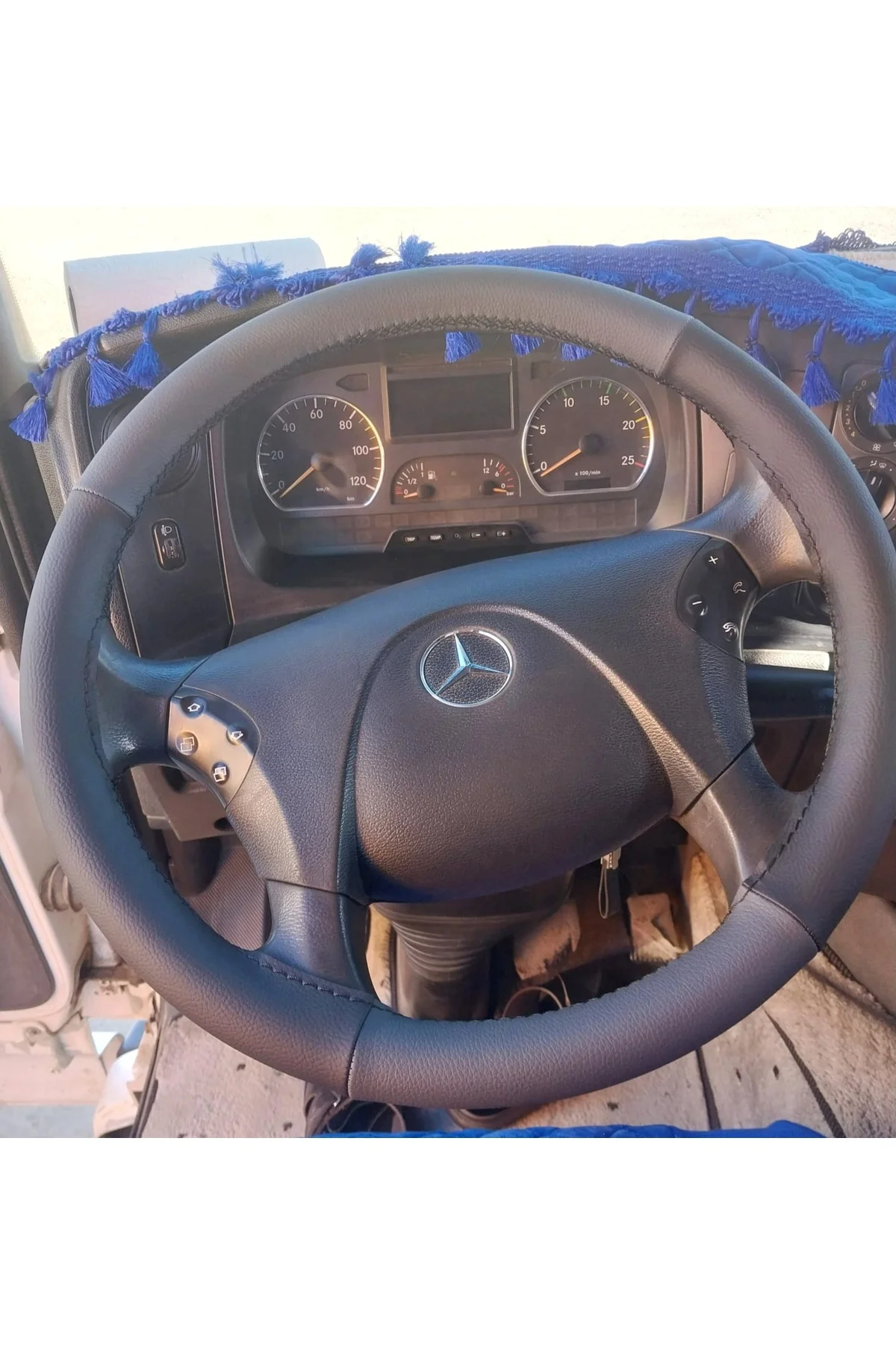 DİKİŞLİ DİREKSİYON KILIFI K.GRİ / SİYAH DERİ SİYAH DİKİŞLİ MERCED