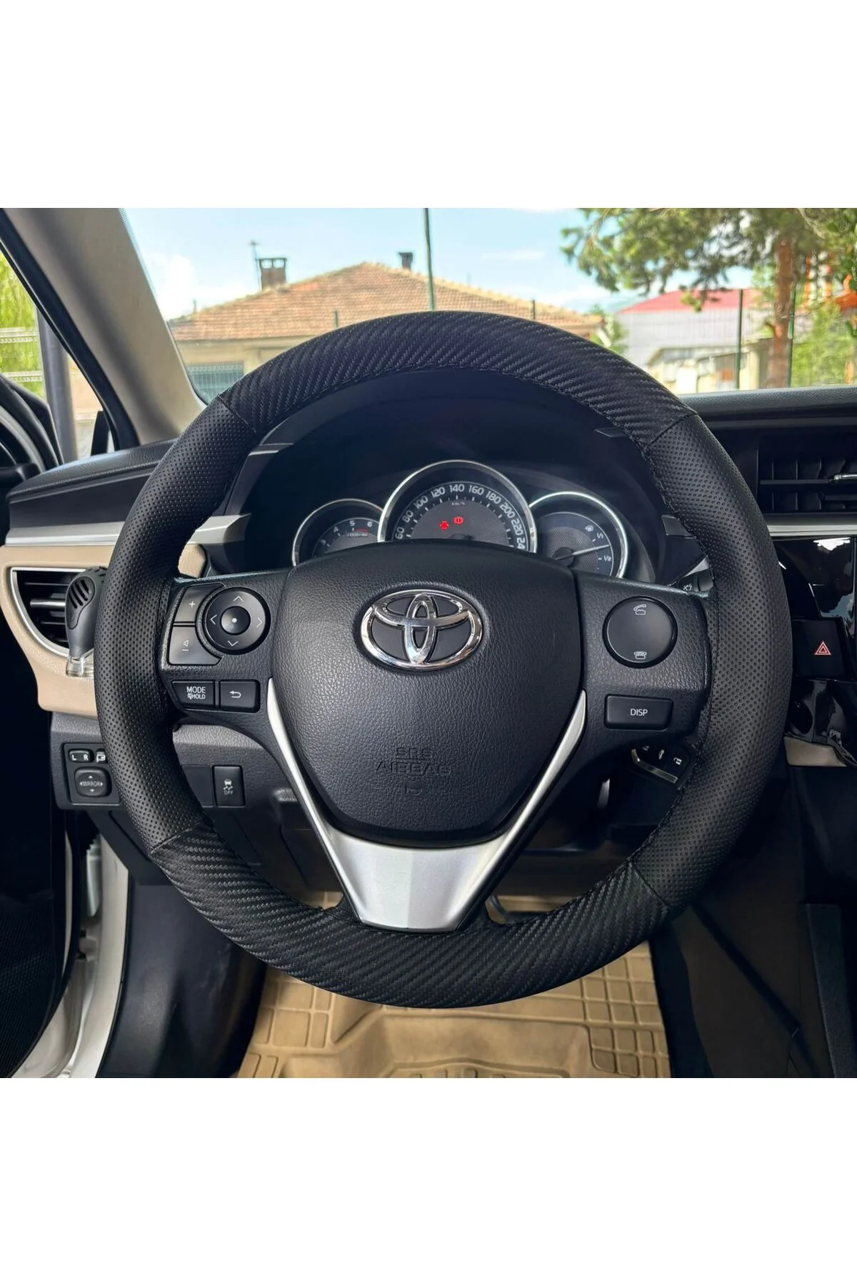 DİKİŞLİ DİREKSİYON KILIFI KARBON / NOKTA DERİ SİYAH DİKİŞLİ TOYOTA COROLLA 2002 - 2026 ARASI DİKİŞLİ DİREKSİYON KILIFI KARBON / NOKTA DERİ SİYAH DİKİŞLİ TOYOTA COROLLA 2002 - 2026 ARASI
