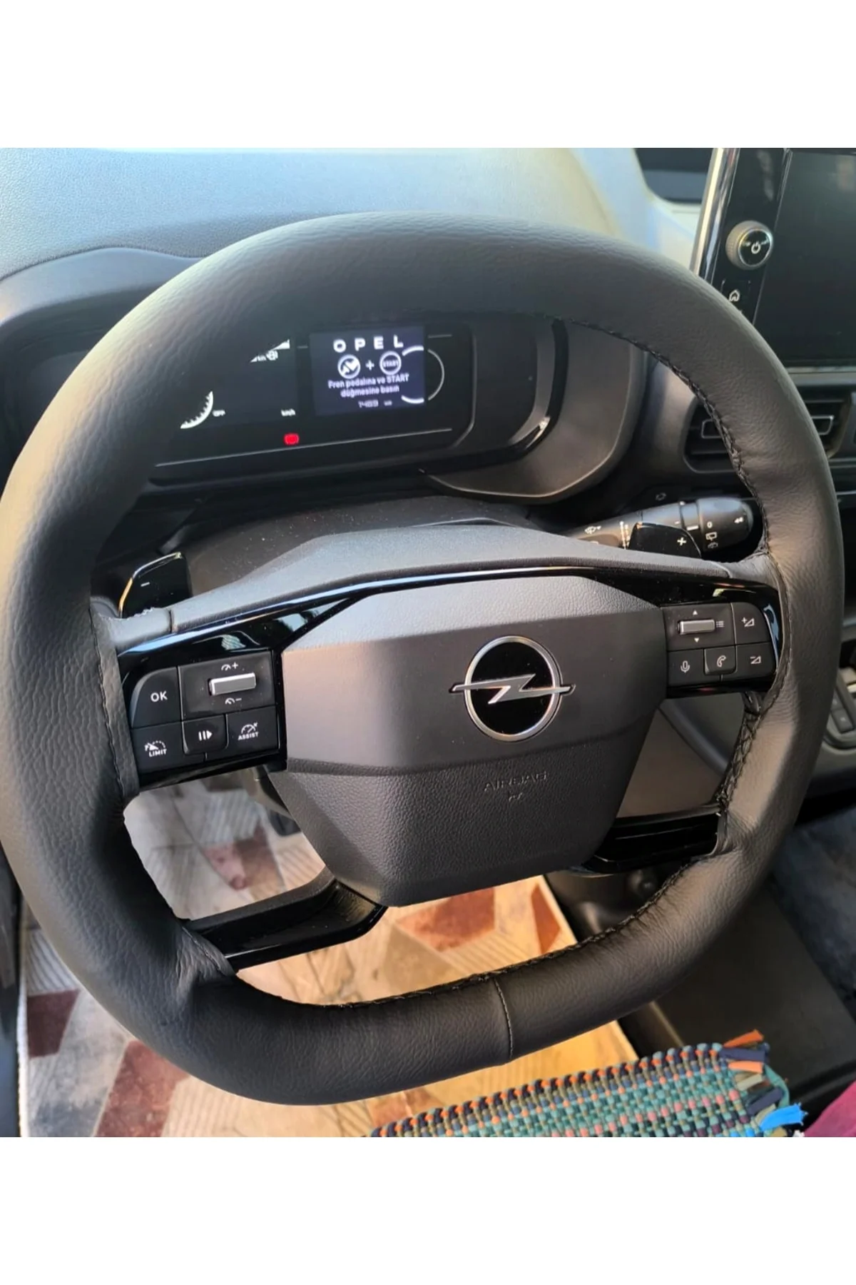 DİKİŞLİ DİREKSİYON KILIFI SİYAH DERİ SİYAH DİKİŞLİ OPEL COMBO İÇİN