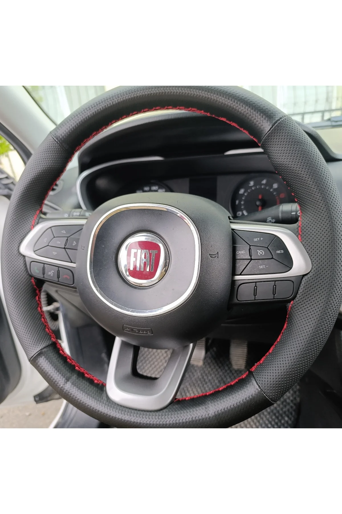 DİKİŞLİ DİREKSİYON KILIFI İTHAL KARBON DERİ NOKTALI DERİ KIRMIZI DİKİŞLİ FIAT EGEA İÇİN