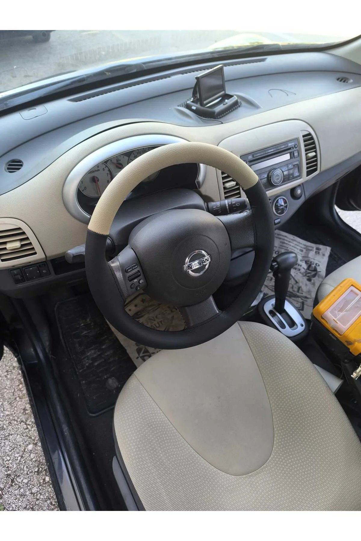 Dikişli Direksiyon Kılıfı Siyah/bej Deri Siyah Dikişli Nissan Micra İçin