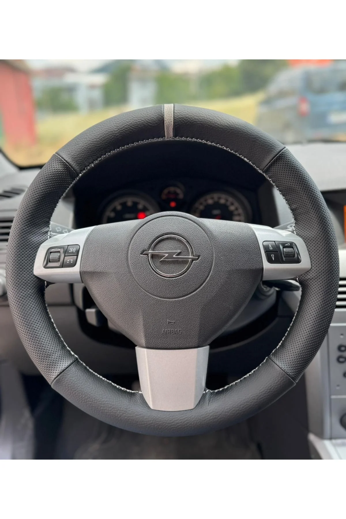 DİKİŞLİ DİREKSİYON KILIFI SİYAH DERİ NOKTALI DERİ GRİ YÜZÜK GRİ DİKİŞLİ OPEL ASTRA İÇİN