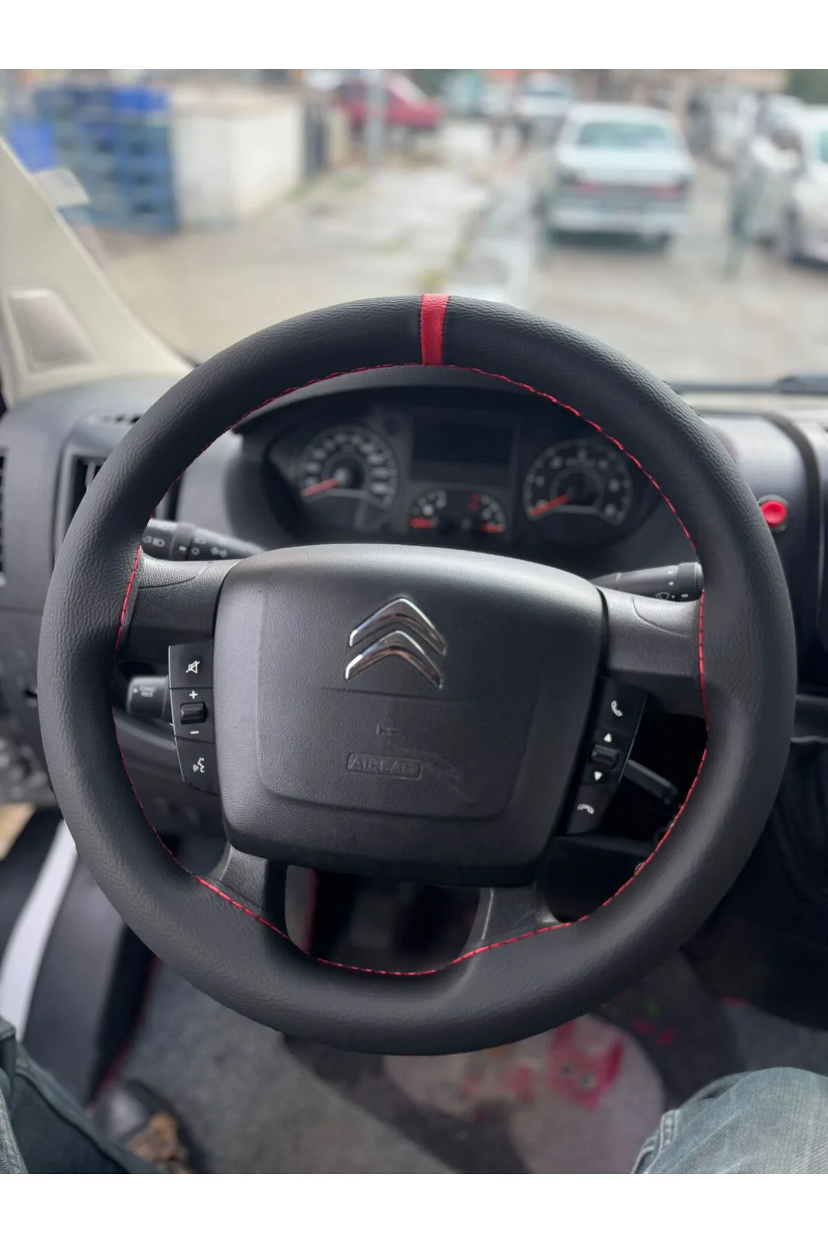 DİKİŞLİ DİREKSİYON KILIFI SİYAH DERİ KIRMIZI YÜZÜK KIRMIZI DİKİŞLİ FIAT DUCATO FOTODAKİ ARAÇ İÇİN
