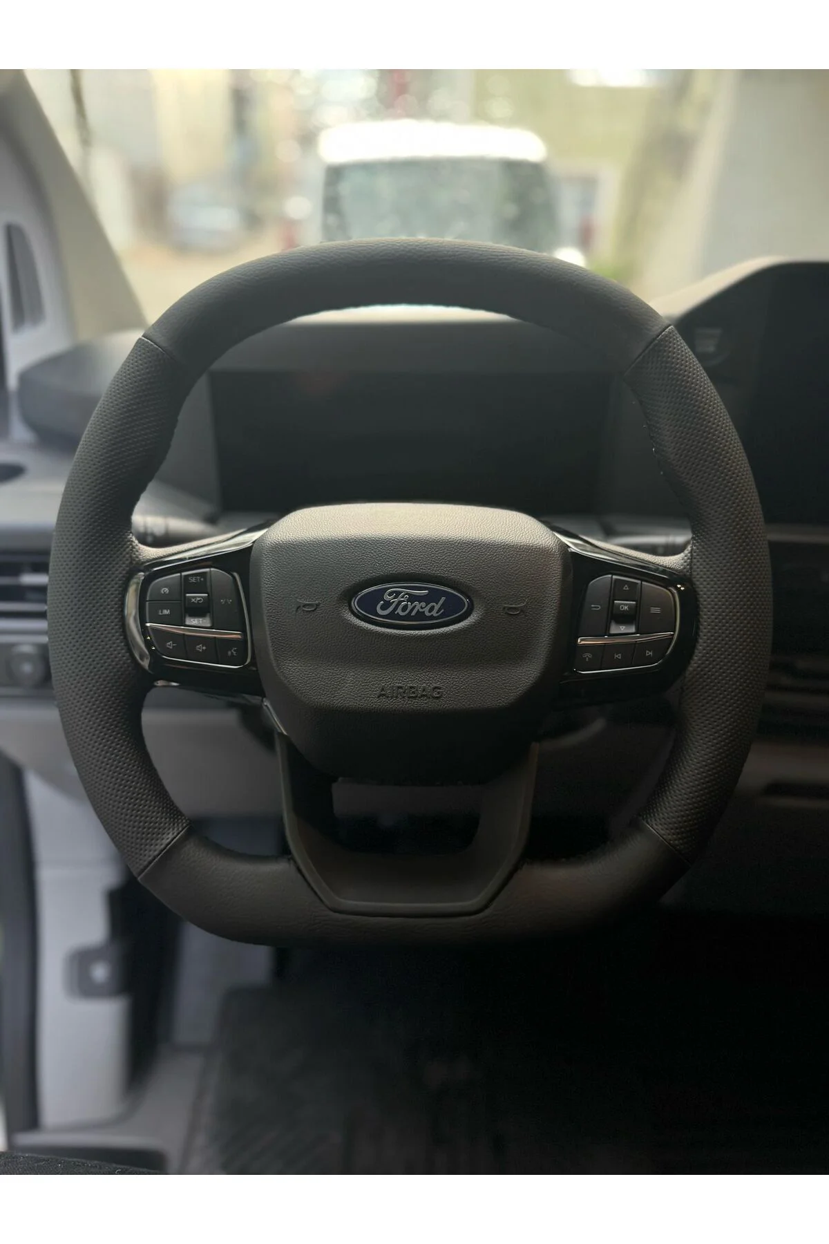 DİKİŞLİ DİREKSİYON KILIFI SİYAH DERİ NOKTALI DERİ SİYAH DİKİŞLİ FORD CUSTOM İÇİN