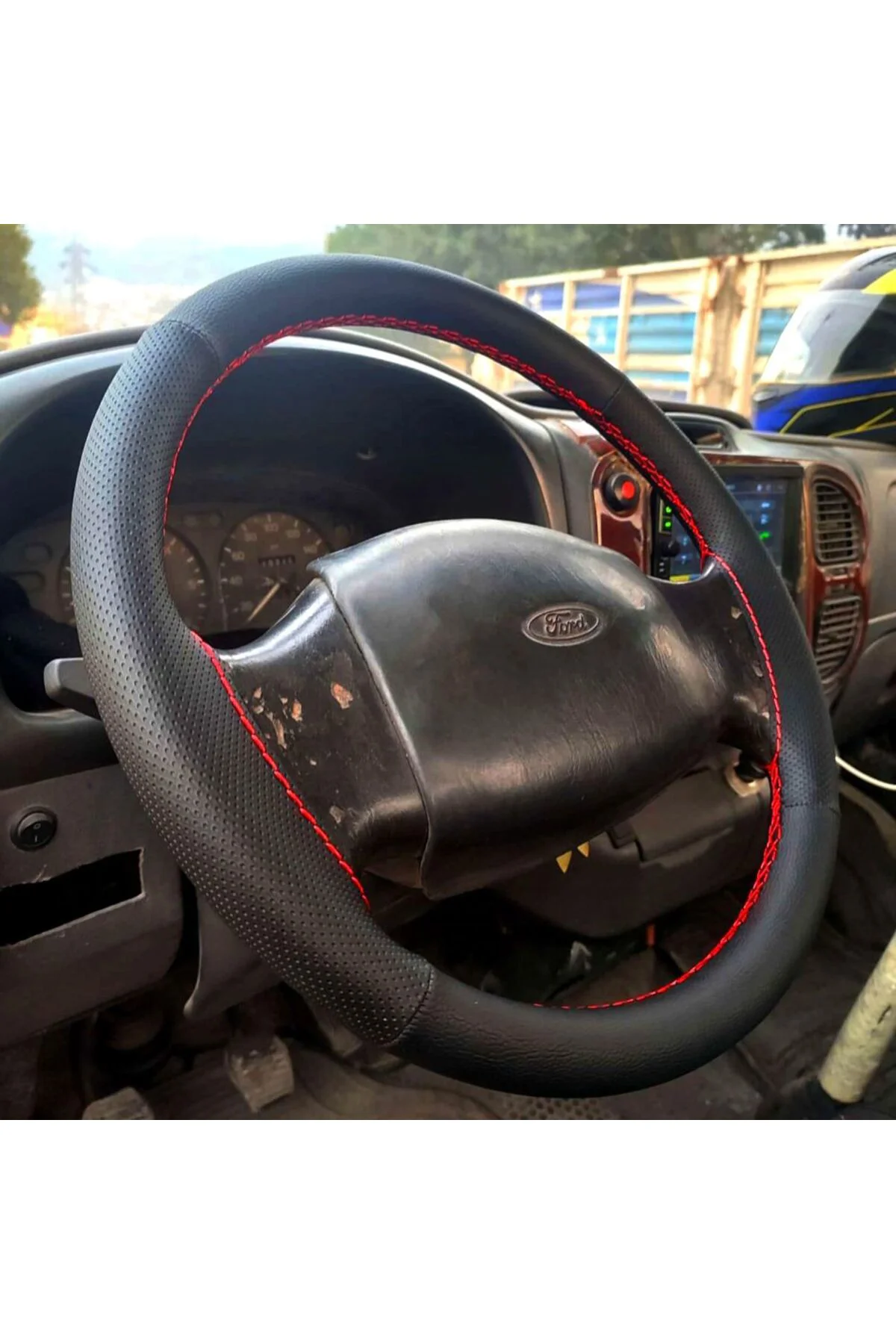 DİKİŞLİ DİREKSİYON KILIFI NOKTALI/SİYAH DERİ KIRMIZI DİKİŞLİ FORD