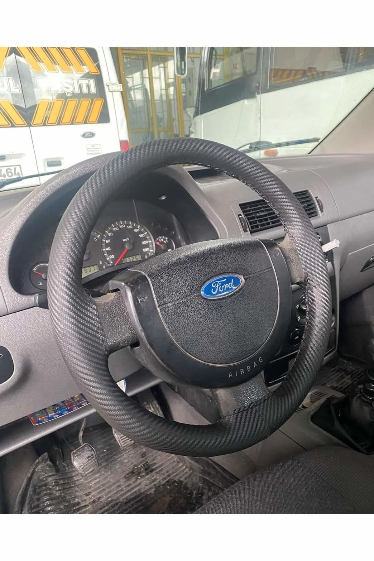 DİKİŞLİ DİREKSİYON KILIFI KARBON DERİ SİYAH DİKİŞLİ FORD CONNECT İÇİN