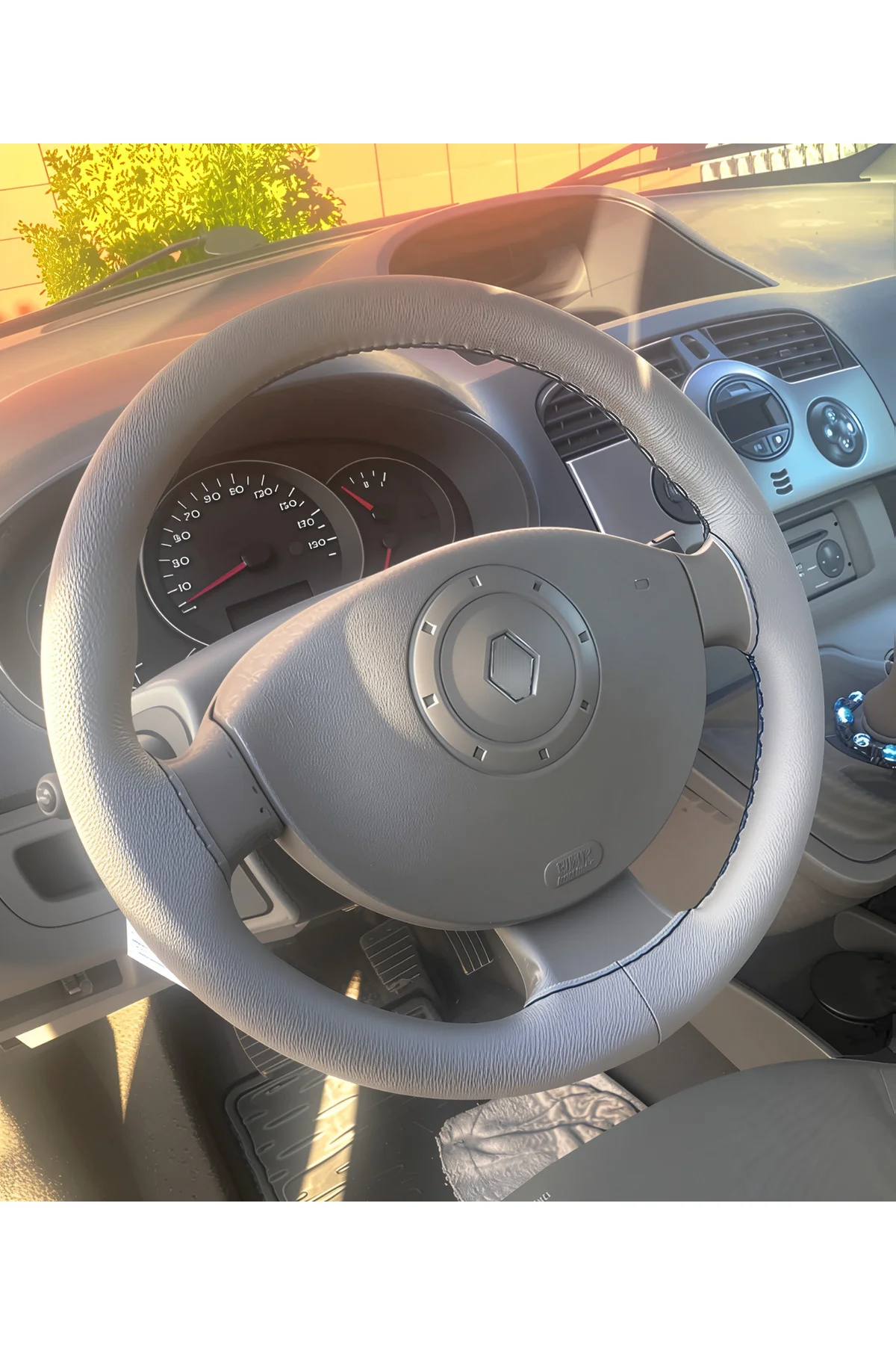 DİKİŞLİ DİREKSİYON KILIFI AÇIK GRİ DERİ SİYAH DİKİŞLİ RENO KANGO 