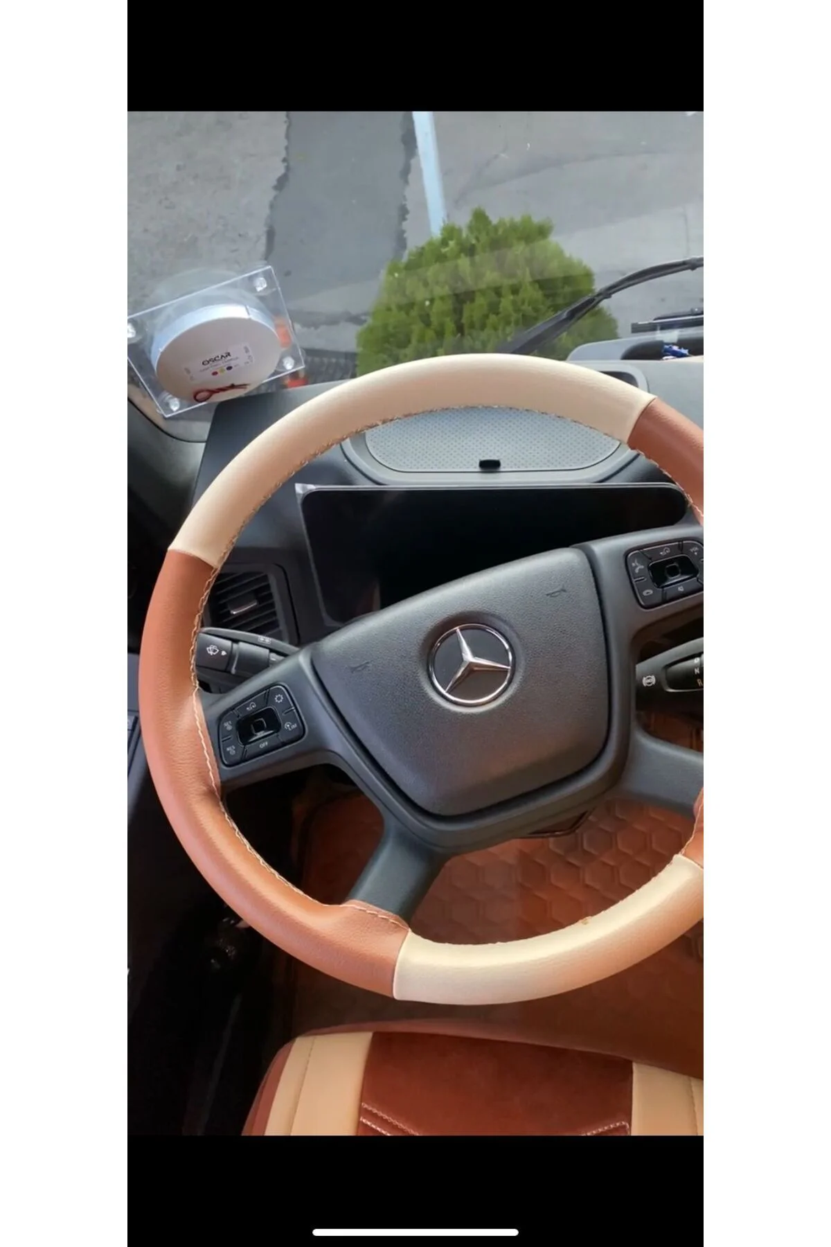DİKİŞLİ DİREKSİYON KILIFI TABA/BEJ DERİ BEJ DİKİŞLİ MERCEDES TIR 