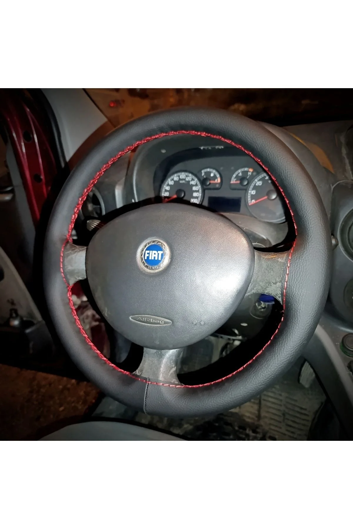 DİKİŞLİ DİREKSİYON KILIFI SİYAH DERİ KIRMIZI DİKİŞLİ FIAT DOBLO İÇİN