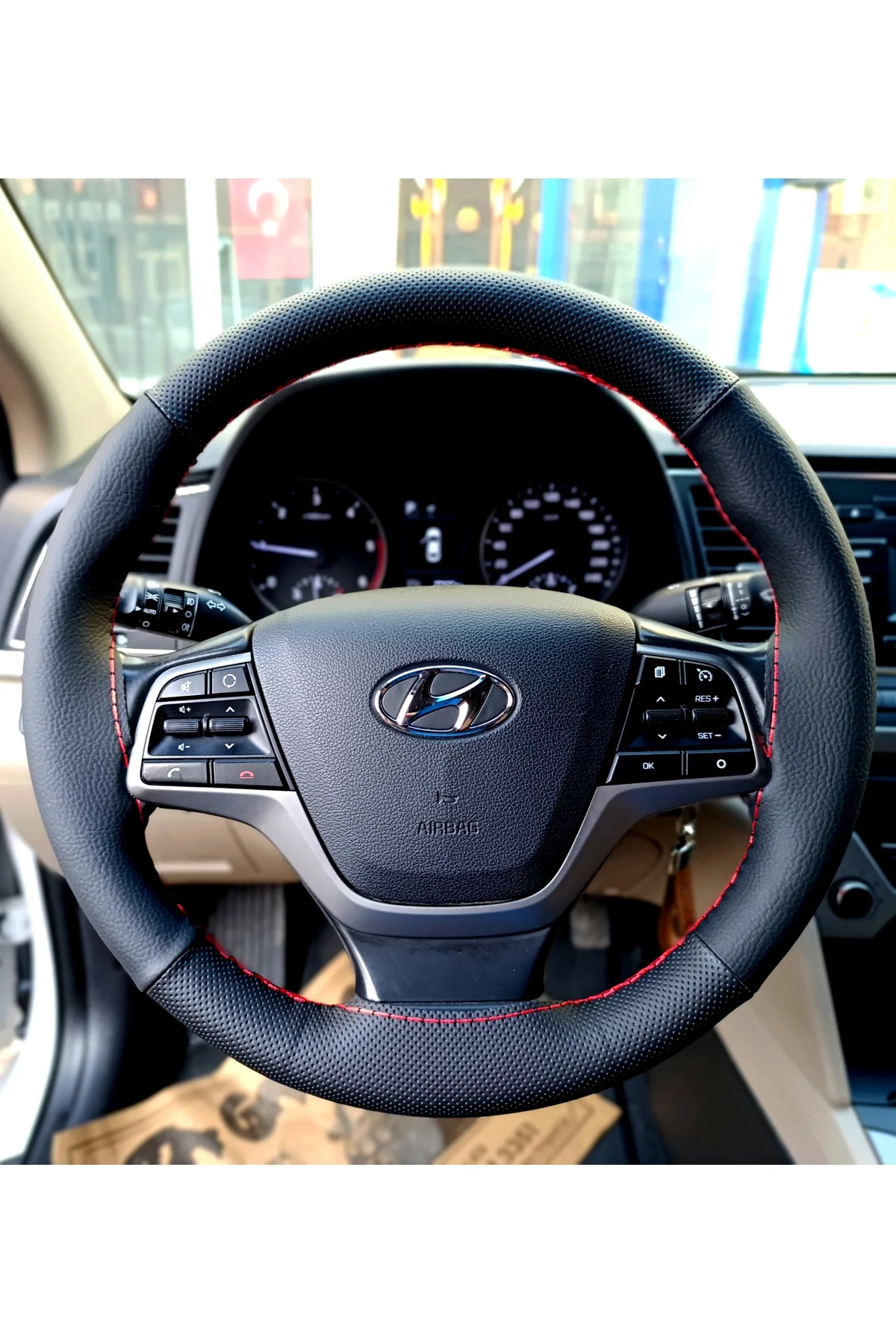 DİKİŞLİ DİREKSİYON KILIFI SİYAH DERİ NOKTALI DERİ KIRMIZI DİKİŞLİ HYUNDAİ ELENTRA (FOTODAKİ) İÇİN