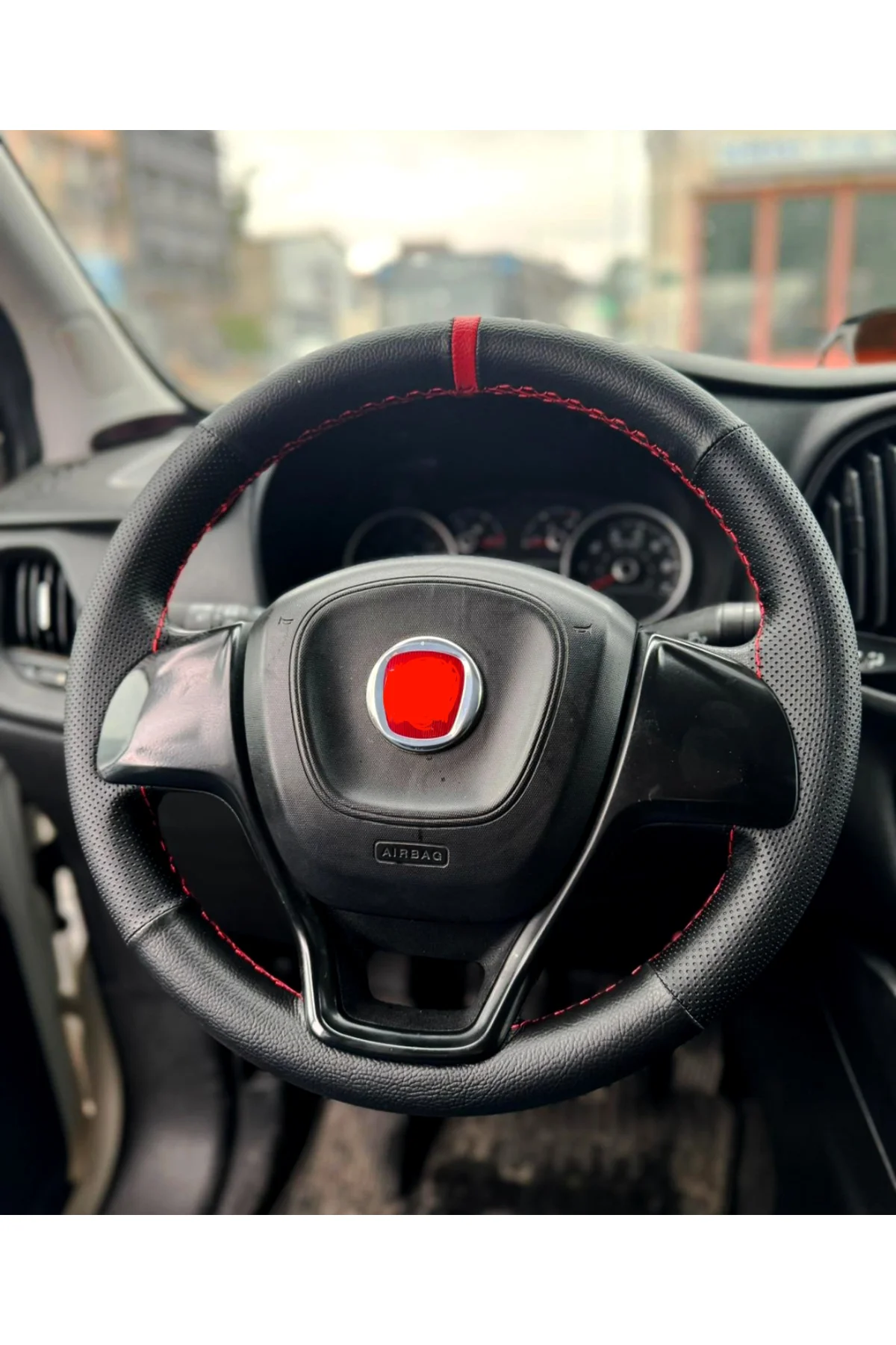 DİKİŞLİ DİREKSİYON KILIFI SİYAH DERİ NOKTALI DERİ KIRMIZI DİKİŞLİ FIAT FİORİNO İÇİN