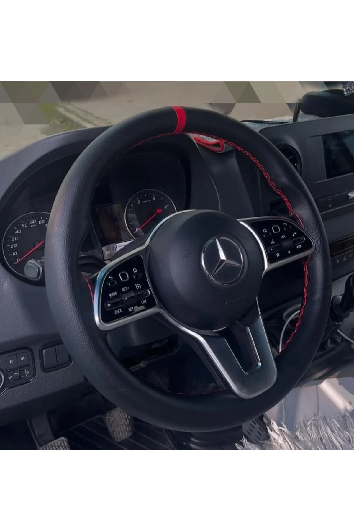 DİKİŞLİ DİREKSİYON KILIFI SİYAH DERİ KIRMIZI YÜZÜK KIRMIZI DİKİŞLİ MERCEDES SPRİNTER 2025 İÇİN