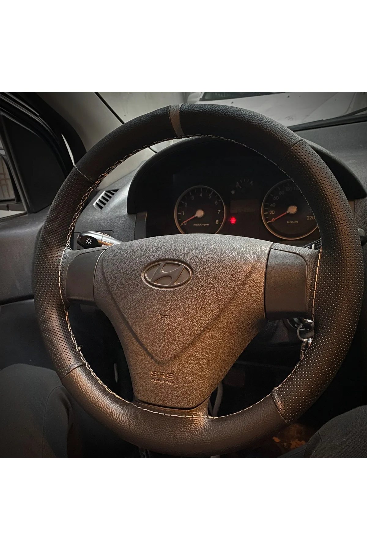 DİKİŞLİ DİREKSİYON KILIFI İTHAL SİYAH DERİ NOKTALI DERİ GRİ YÜZÜK GRİ DİKİŞLİ HYUNDAİ GETZ İÇİN