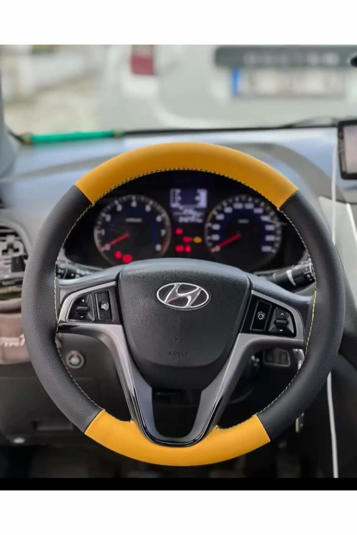 DİKİŞLİ DİREKSİYON KILIFI SARI/SİYAH DERİ SARI DİKİŞLİ HYUNDAİ İÇİN