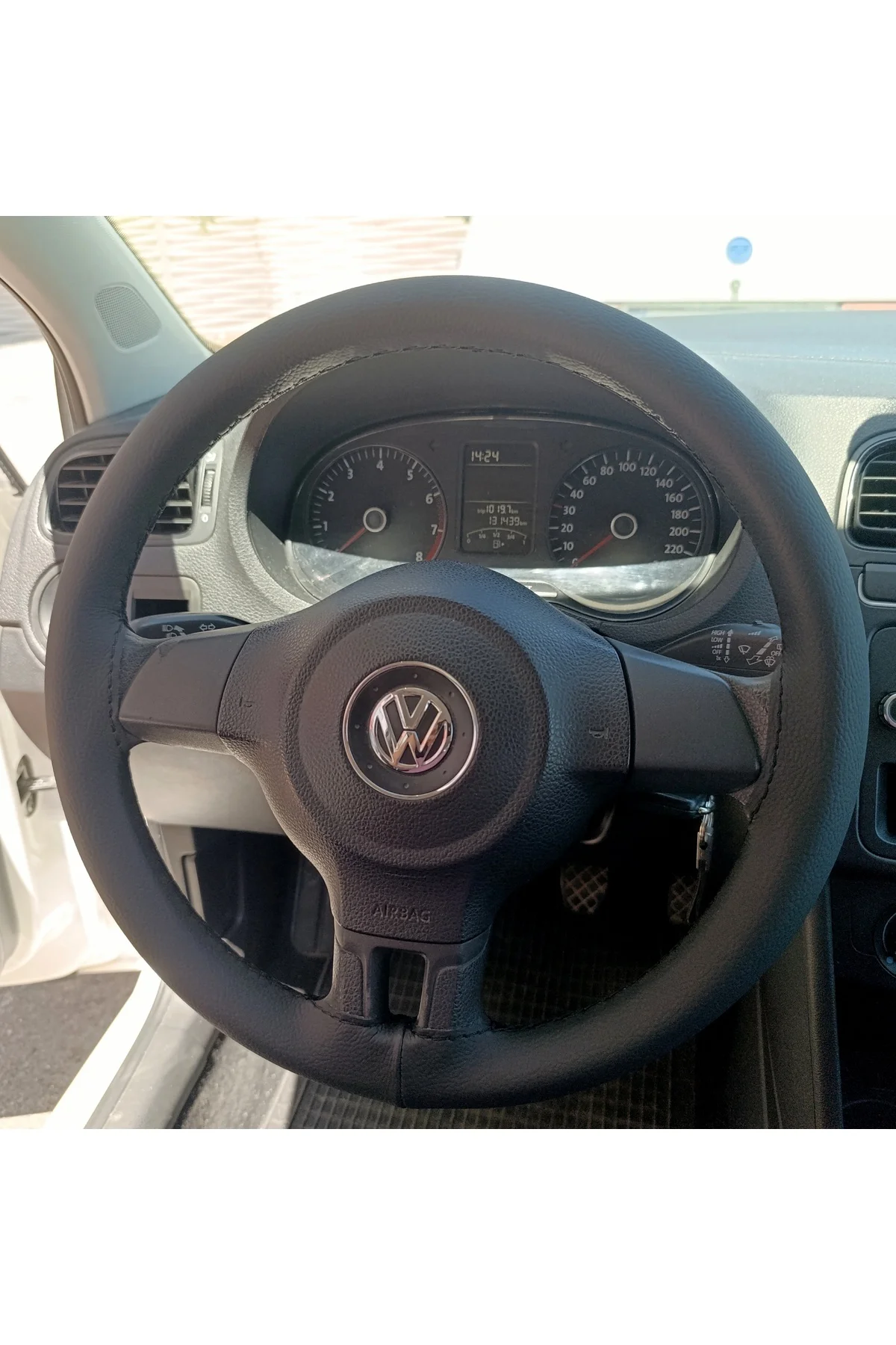 DİKİŞLİ DİREKSİYON KILIFI İT-HAL SİYAH DERİ SİYAH DİKİŞLİ VW POLO