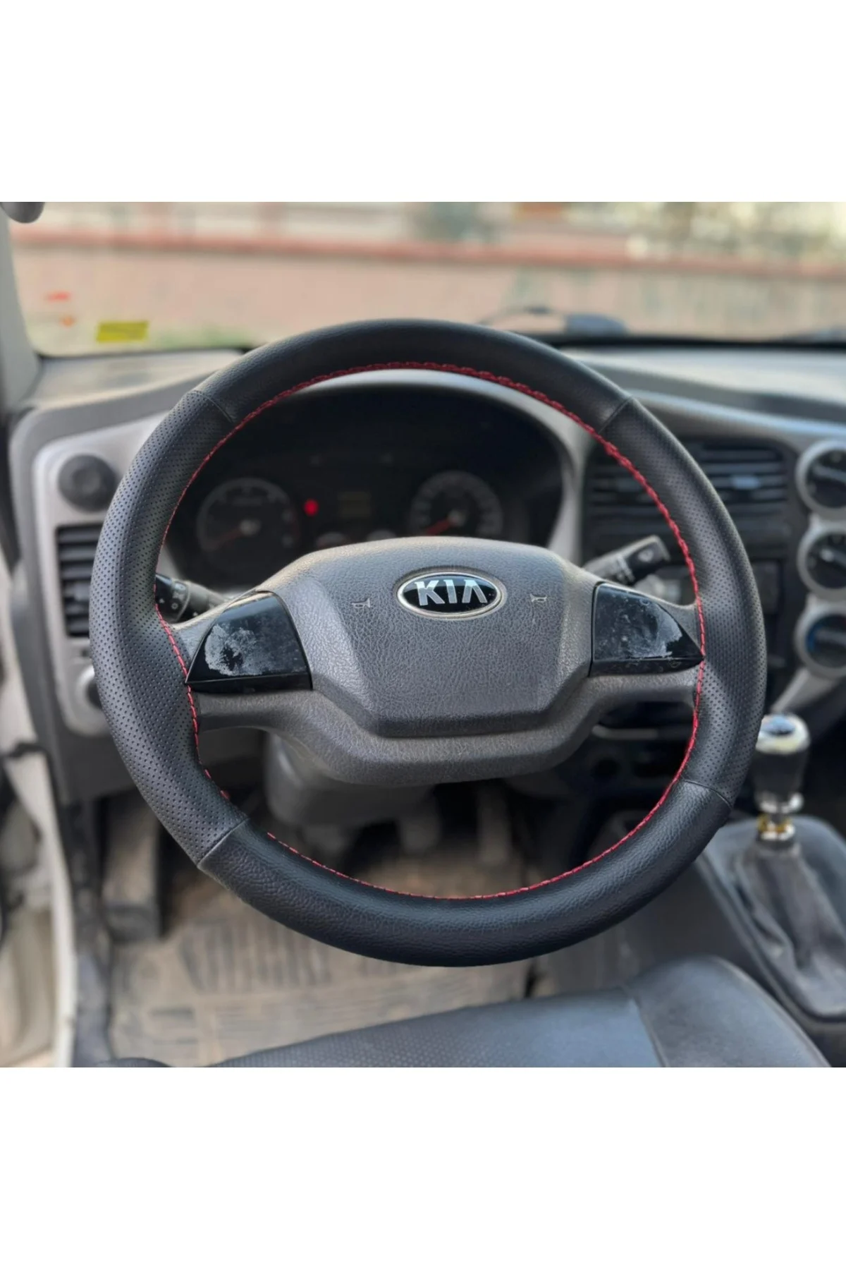 DİKİŞLİ DİREKSİYON KILIFI SİYAH DERİ NOKTALI DERİ KIRMIZI DİKİŞLİ