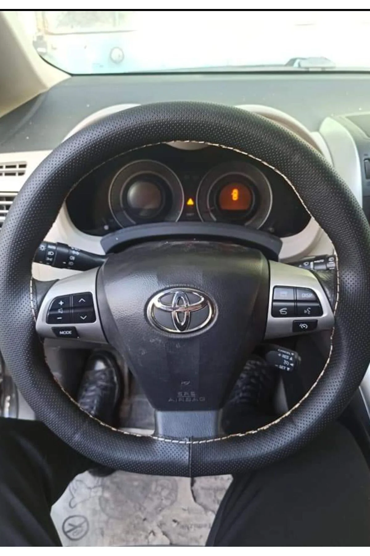 DİKİŞLİ DİREKSİYON KILIFI NOKTALI DERİ BEJ DİKİŞLİ TOYOTA AURİS İ