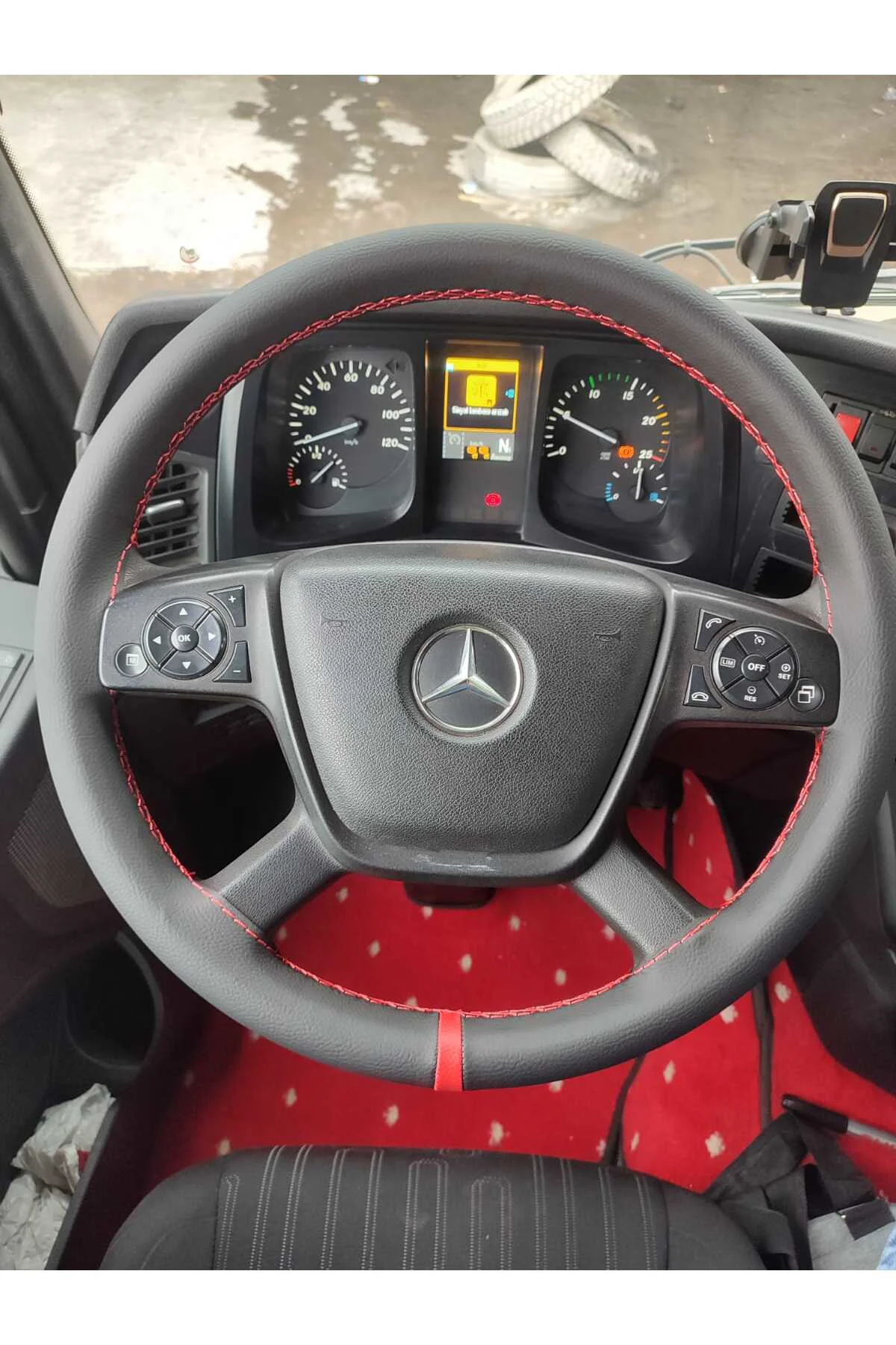 DİKİŞLİ DİREKSİYON KILIFI SİYAH DERİ KIRMIZI YÜZÜK KIRMIZI DİKİŞLİ MERCEDES TIR KAMYON İÇİN