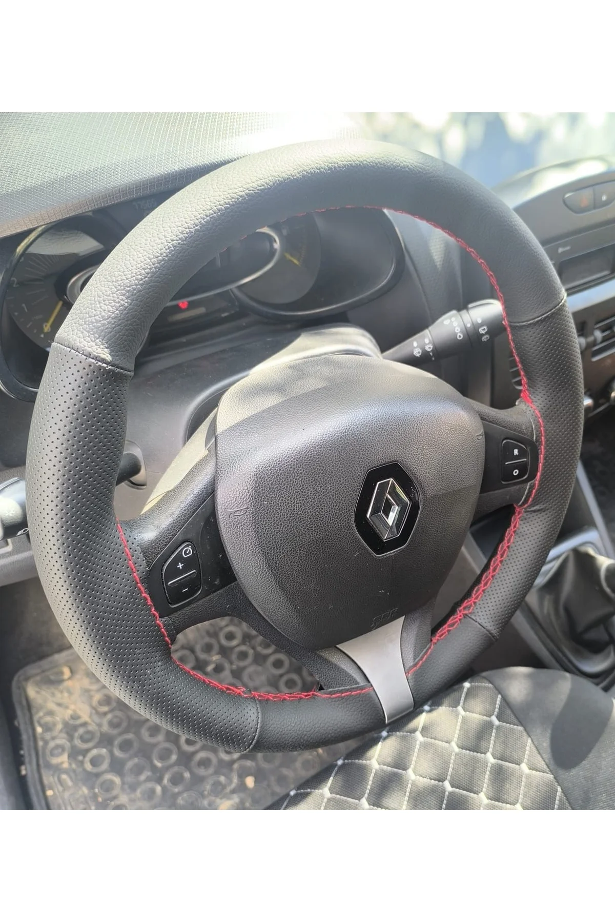DİKİŞLİ DİREKSİYON KILIFI SİYAH DERİ NOKTALI DERİ KIRMIZI DİKİŞLİ RENAULT CLİO 4 (1.SERİ) İÇİN