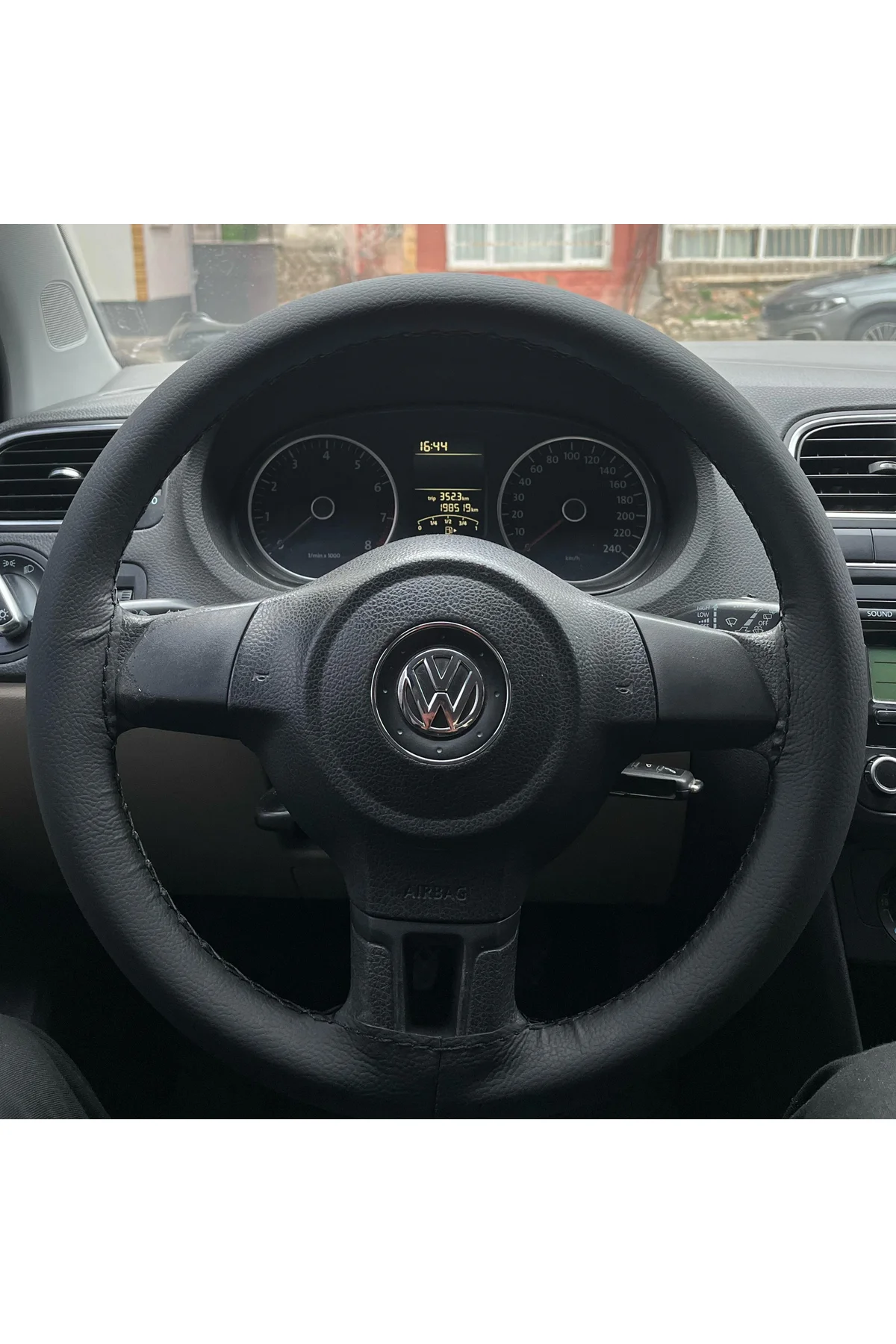 DİKİŞLİ DİREKSİYON KILIFI SİYAH DERİ SİYAH DİKİŞLİ VOLKSWAGEN POL