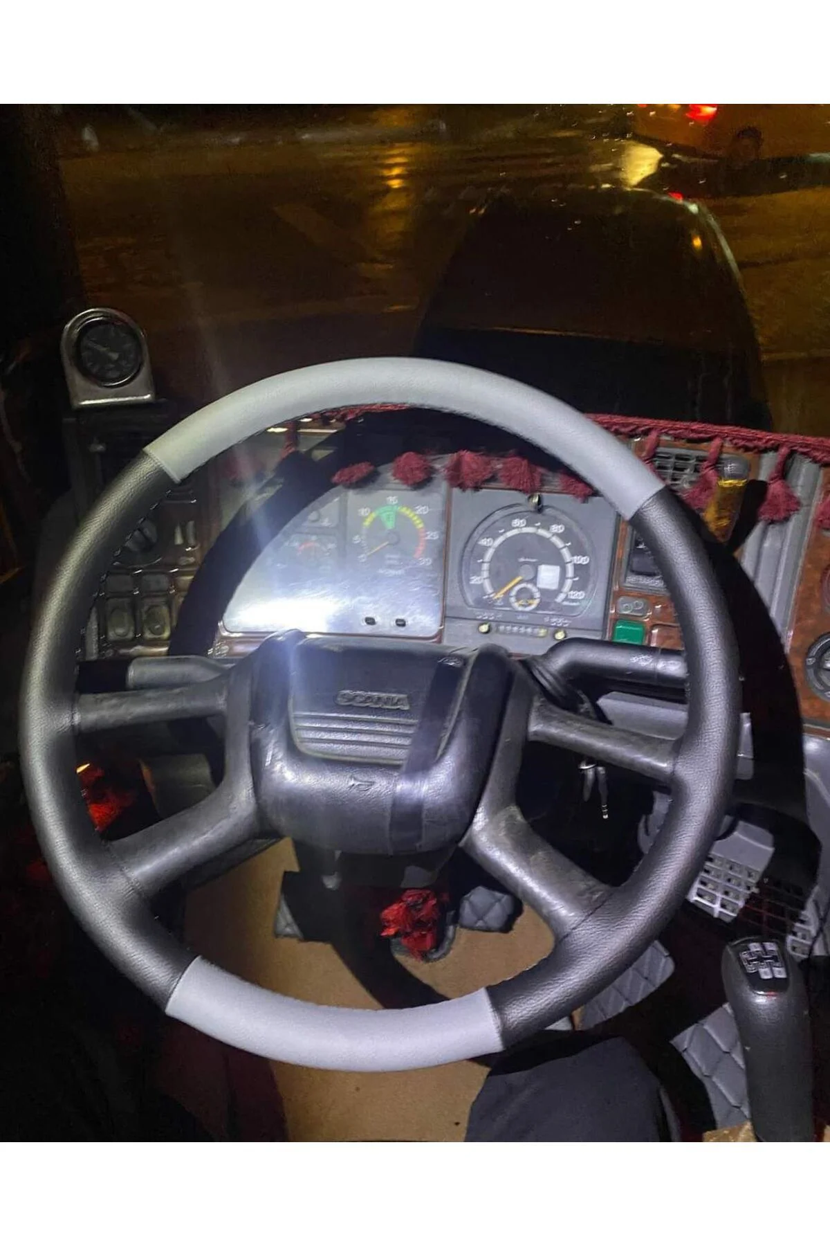 Dikişli Direksiyon Kılıfı Gri Siyah Deri Siyah Dikişli Scania Tır Kamyon İçin