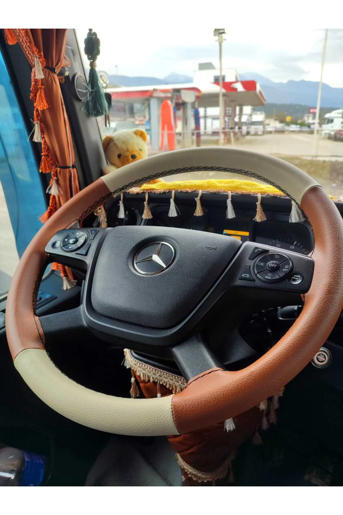 DİKİŞLİ DİREKSİYON KILIFI BEJ /TABA DERİ SİYAH DİKİŞLİ MERCEDES TIR KAMYON İÇİN HIZLI KARGO