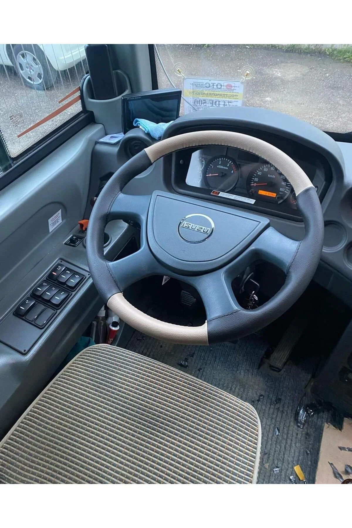 Dikişli Direksiyon Kılıfı Damarlı Siyah/bej Deri Siyah Dikişli Isuzu Novo Otobüs İçin