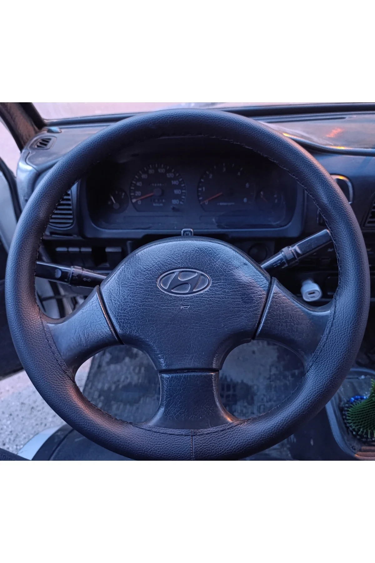 DİKİŞLİ DİREKSİYON KILIFI SİYAH DERİ SİYAH DİKİŞLİ HYUNDAİ H100 İ