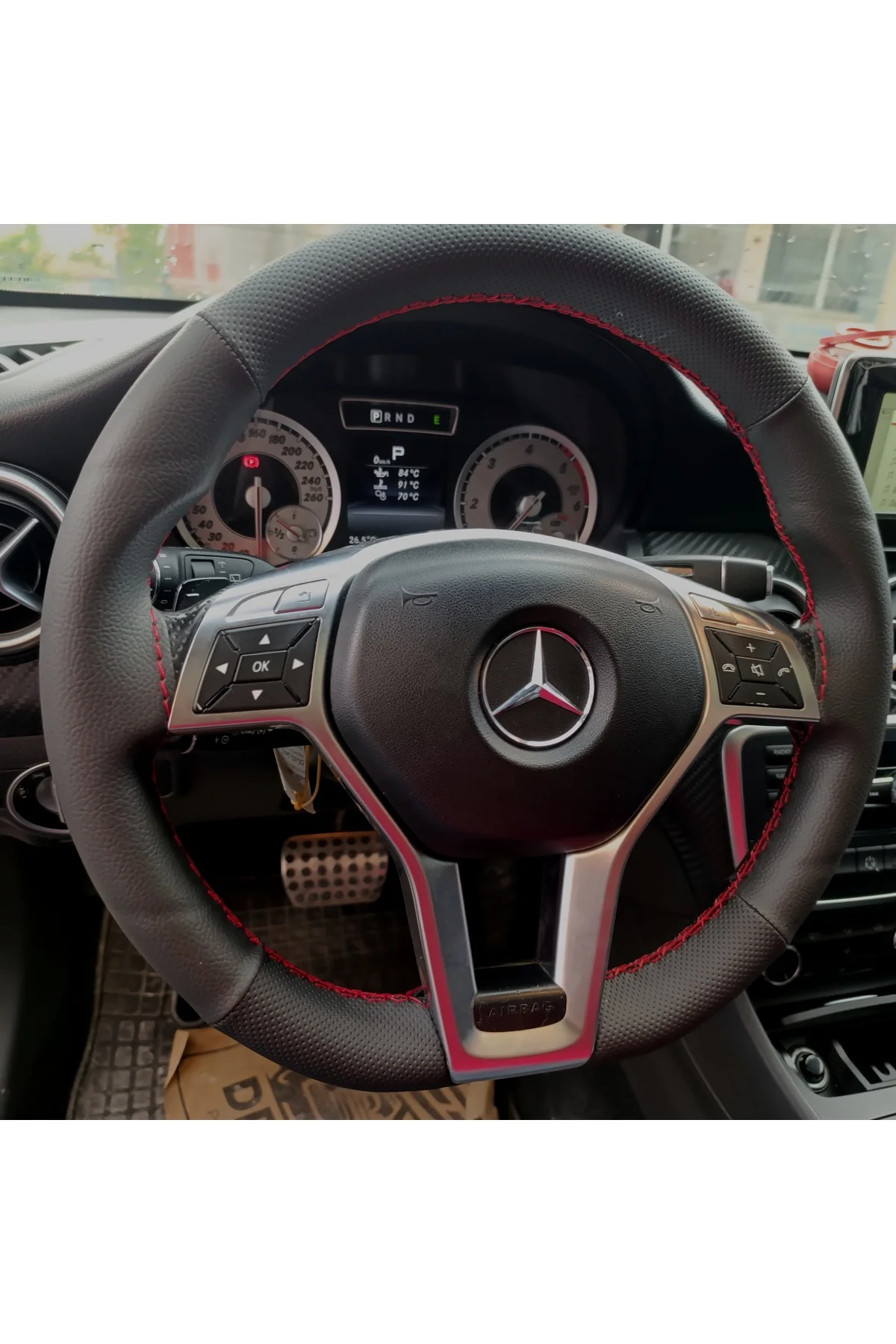 DİKİŞLİ DİREKSİYON KILIFI SİYAH DERİ NOKTALI DERİ KIRMIZI DİKİŞLİ MERCEDES A180 (FOTODAKİ) İÇİN
