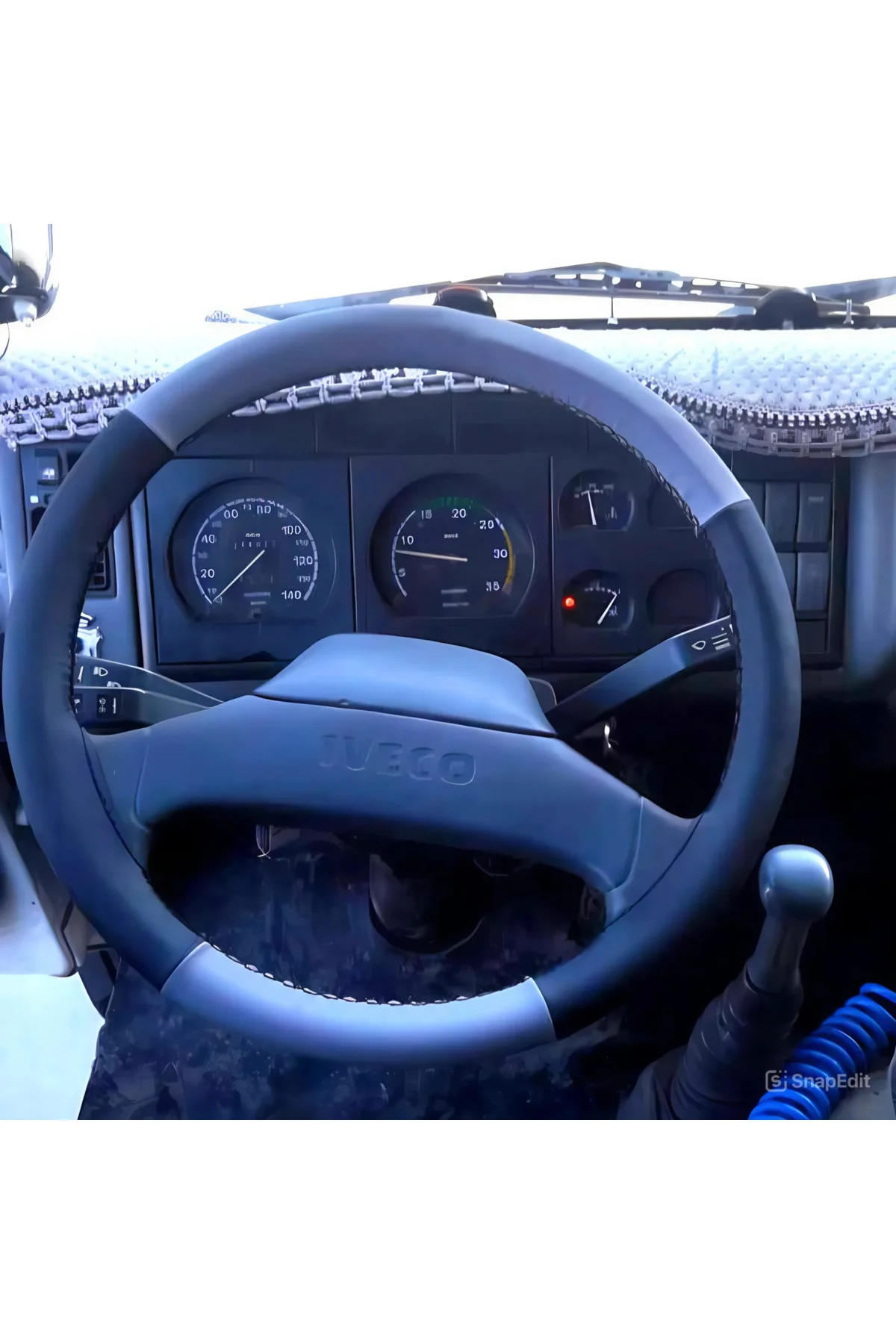 DİKİŞLİ DİREKSİYON KILIFI SİYAH / GRİ DERİ SİYAH DİKİŞLİ IVECO KAMYON 80-12 2006 KASA İÇİN